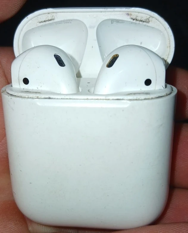 Apple AirPods 2nd Gen with Charging Case
