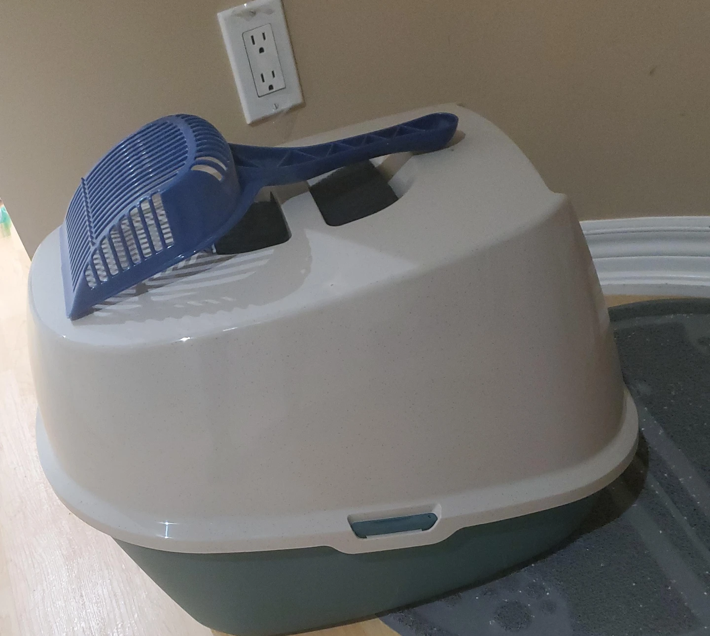 Fresh4Life Hooded Litter Box with Scoop