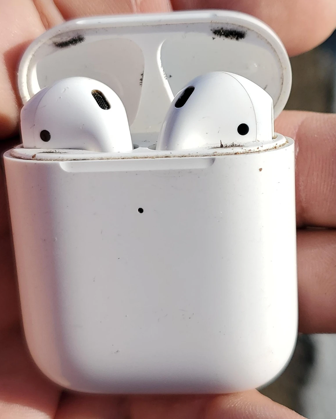 Apple AirPods (2nd generation) with Charging Case