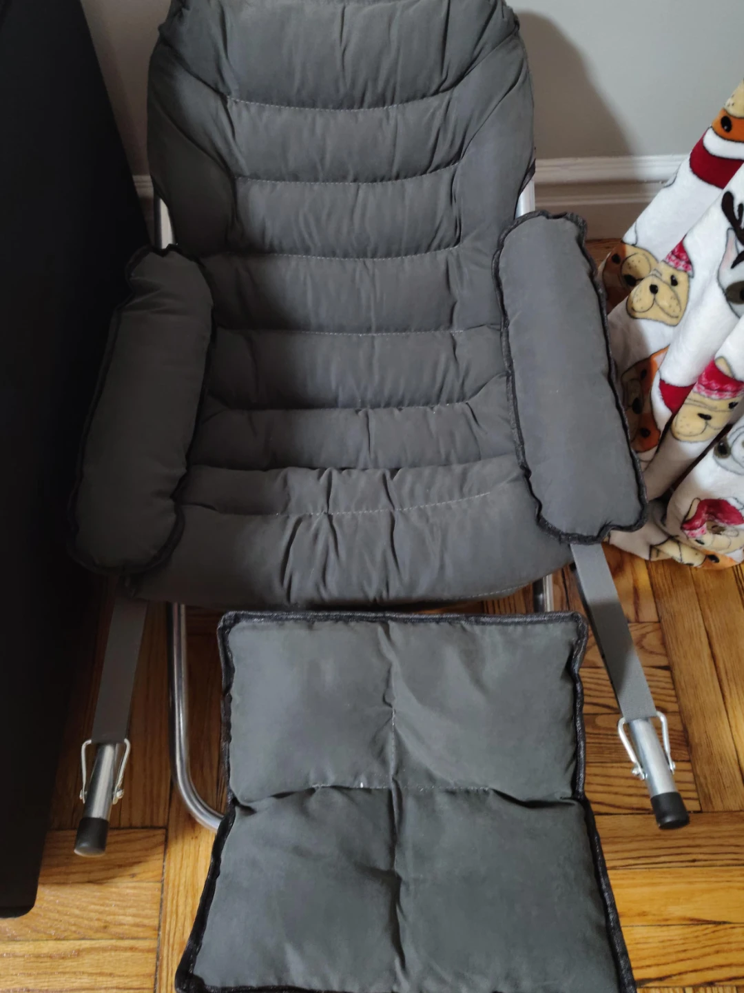 Gray Padded Folding Chair with Ottoman