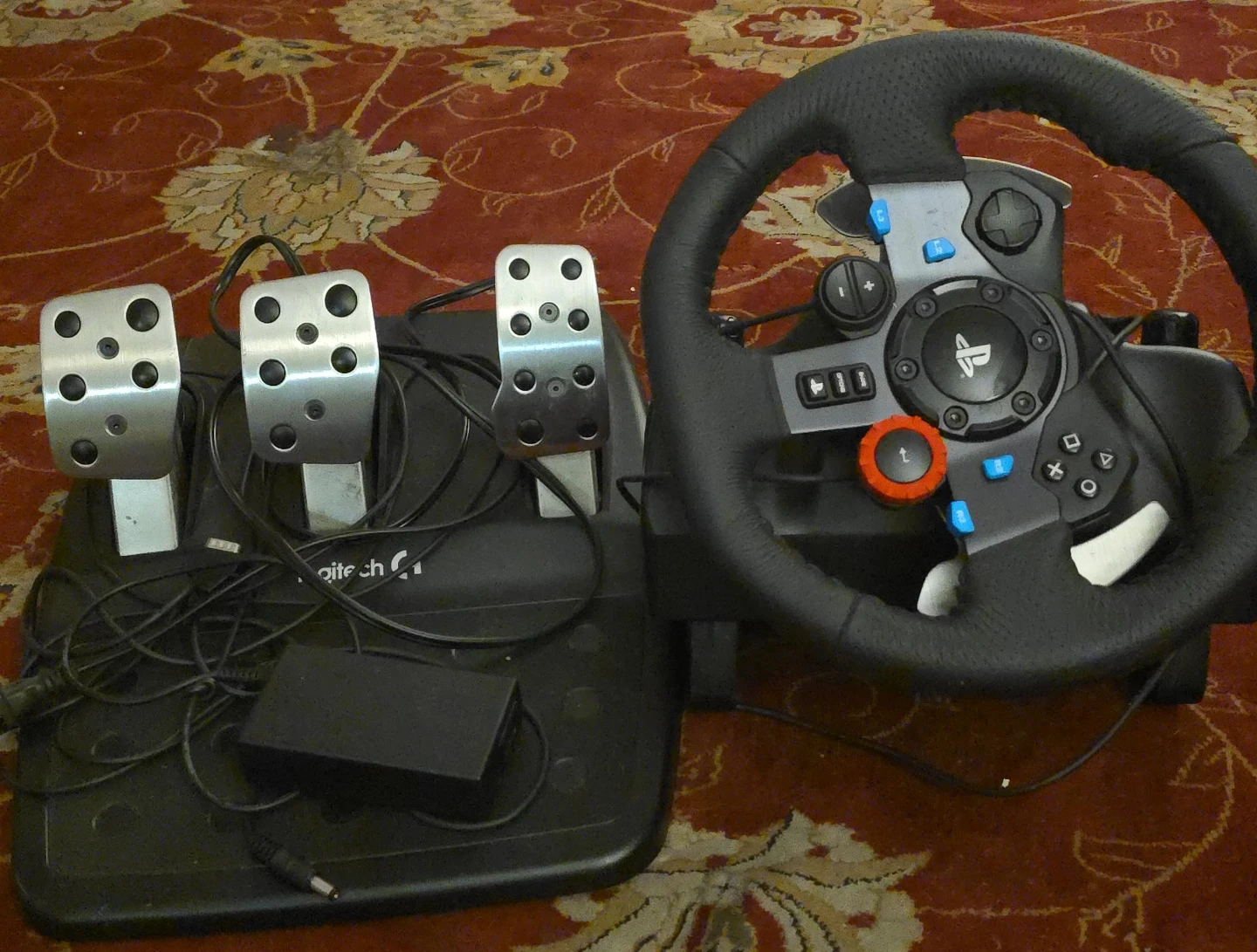 Logitech G29 Driving Force Racing Wheel and Pedals
