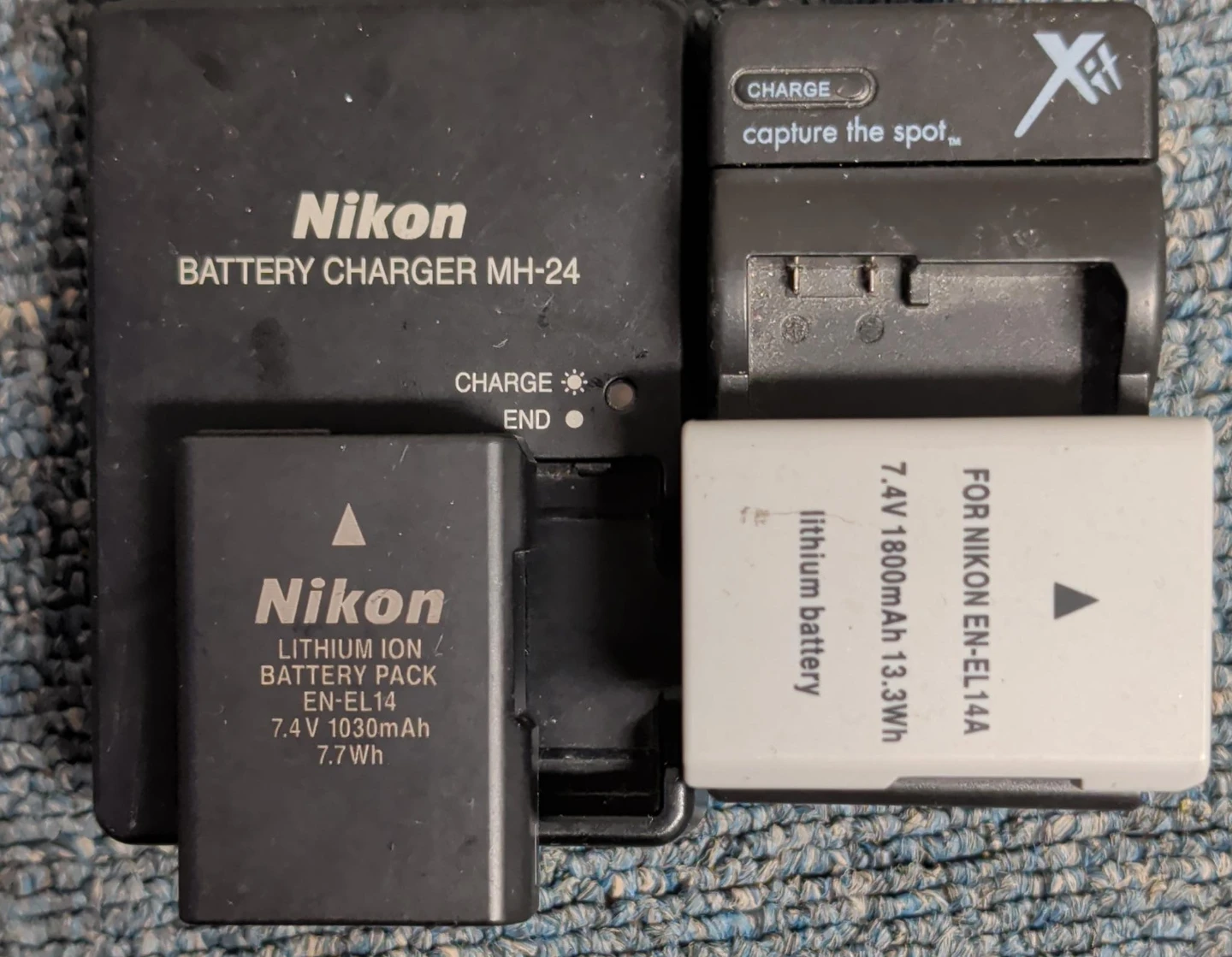 Nikon MH-24 Battery Charger with 2x EN-EL14 Batteries