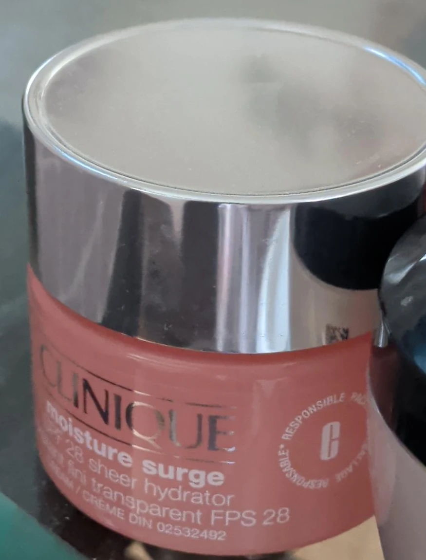 Clinique Moisture Surge 28 Sheer Hydrator FPS 28
