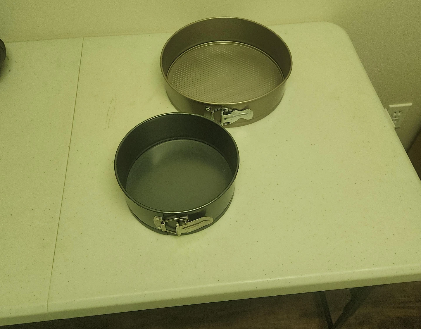 Set of 2 Round Springform Cake Pans