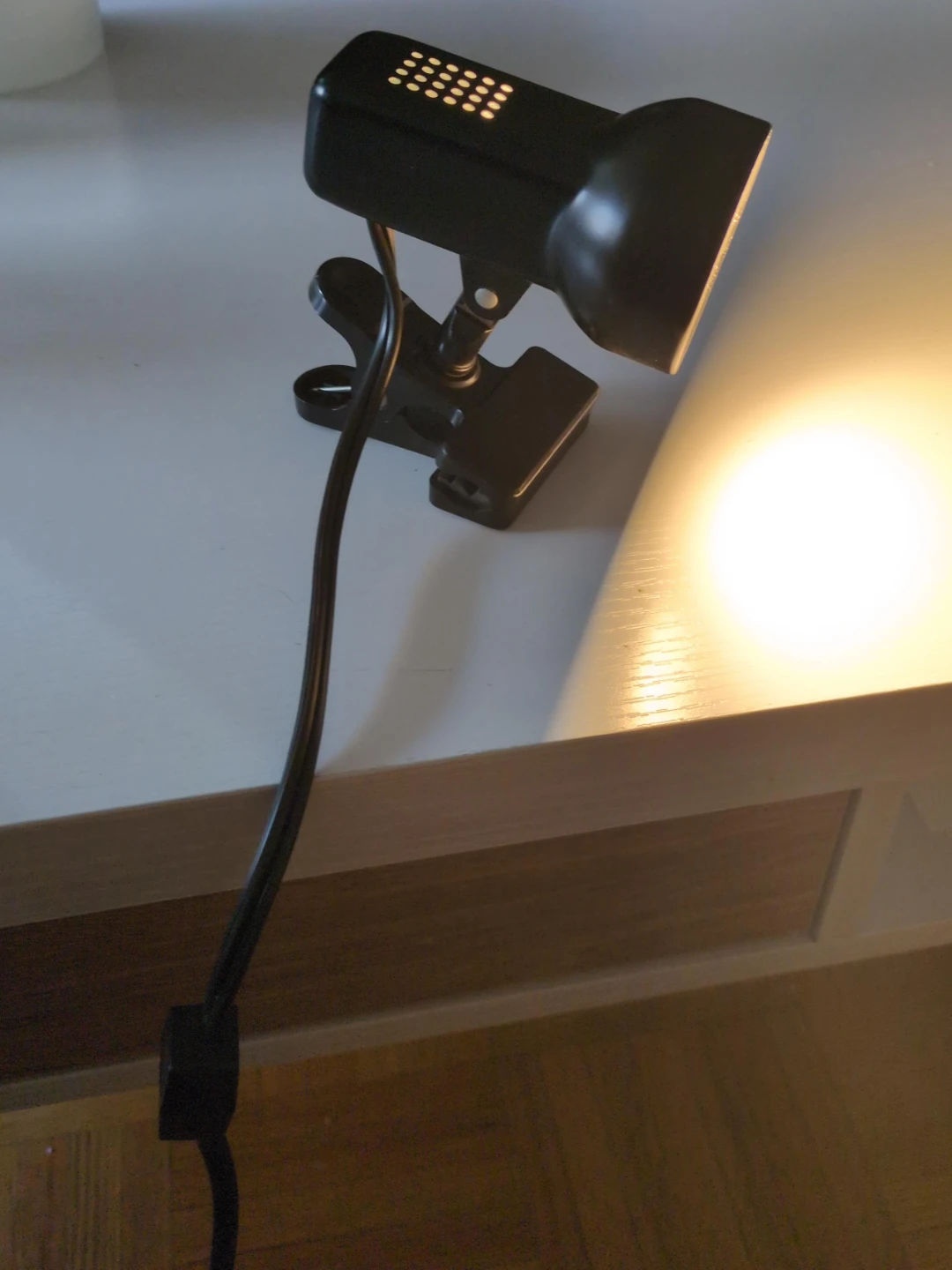 Clip-on light with cord - photo 2