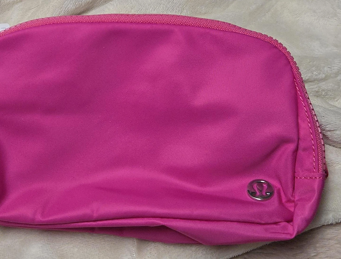 Lululemon Everywhere Belt Bag - Magenta