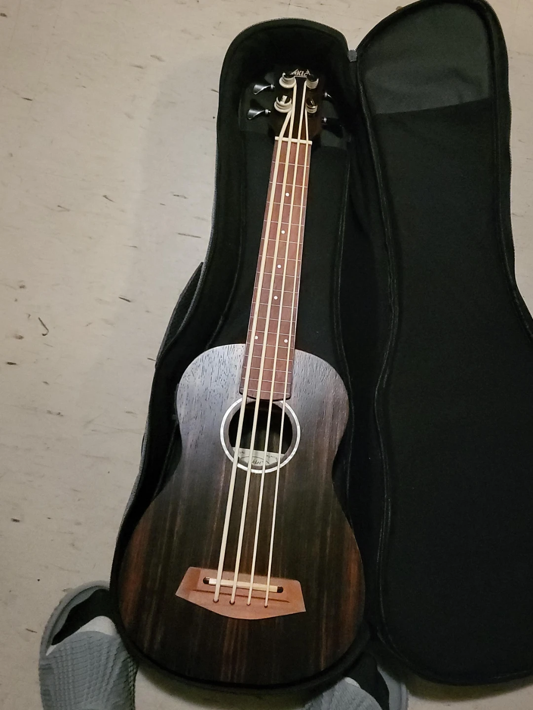 Aria Bass Ukulele with Case - photo 3