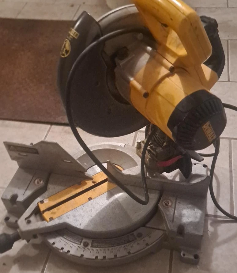 DEWALT Compound Miter Saw