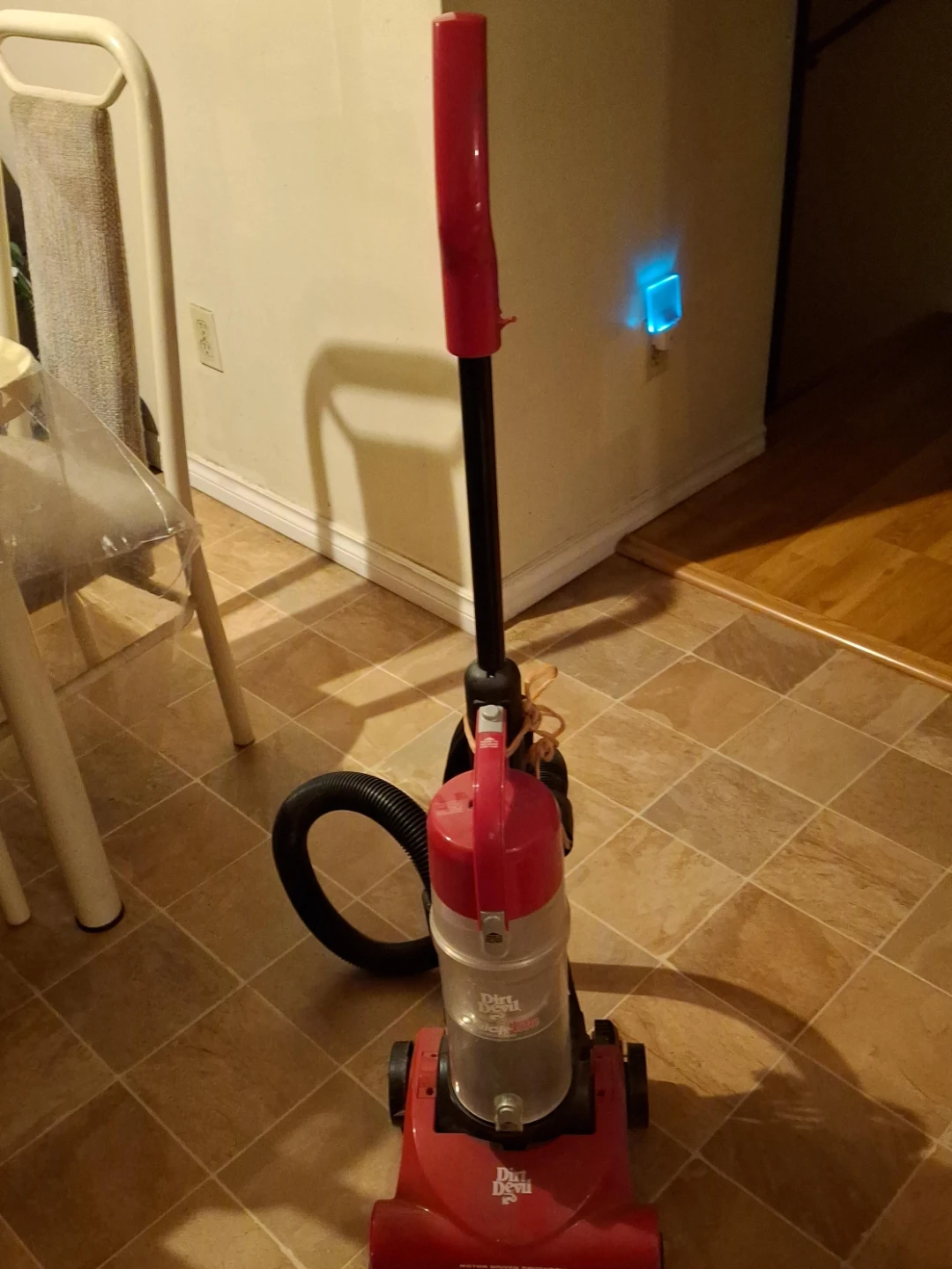 Dirt Devil Lite Bagless Upright Vacuum * minor flaw*