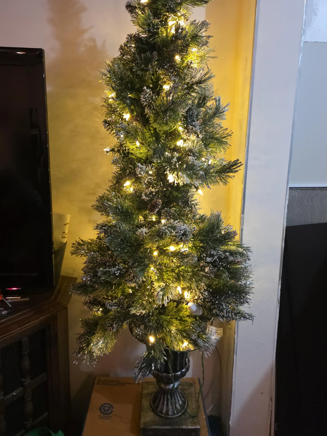 Pre-lit Artificial Christmas Tree with Snowy Branches