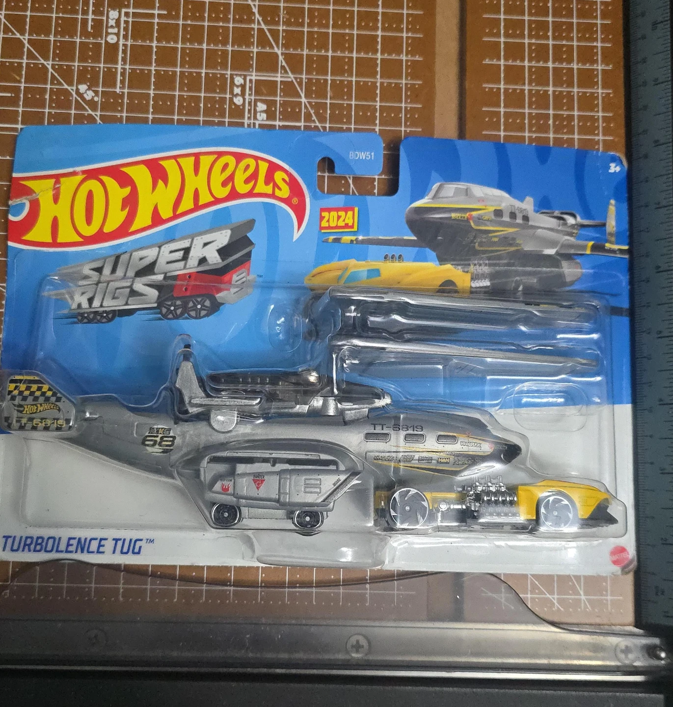 Hot Wheels "Turbulence Tug" Super Rigs