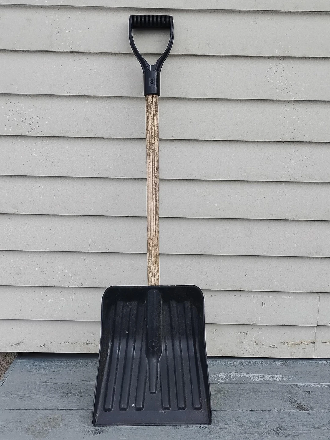 Snow shovel with wooden handle