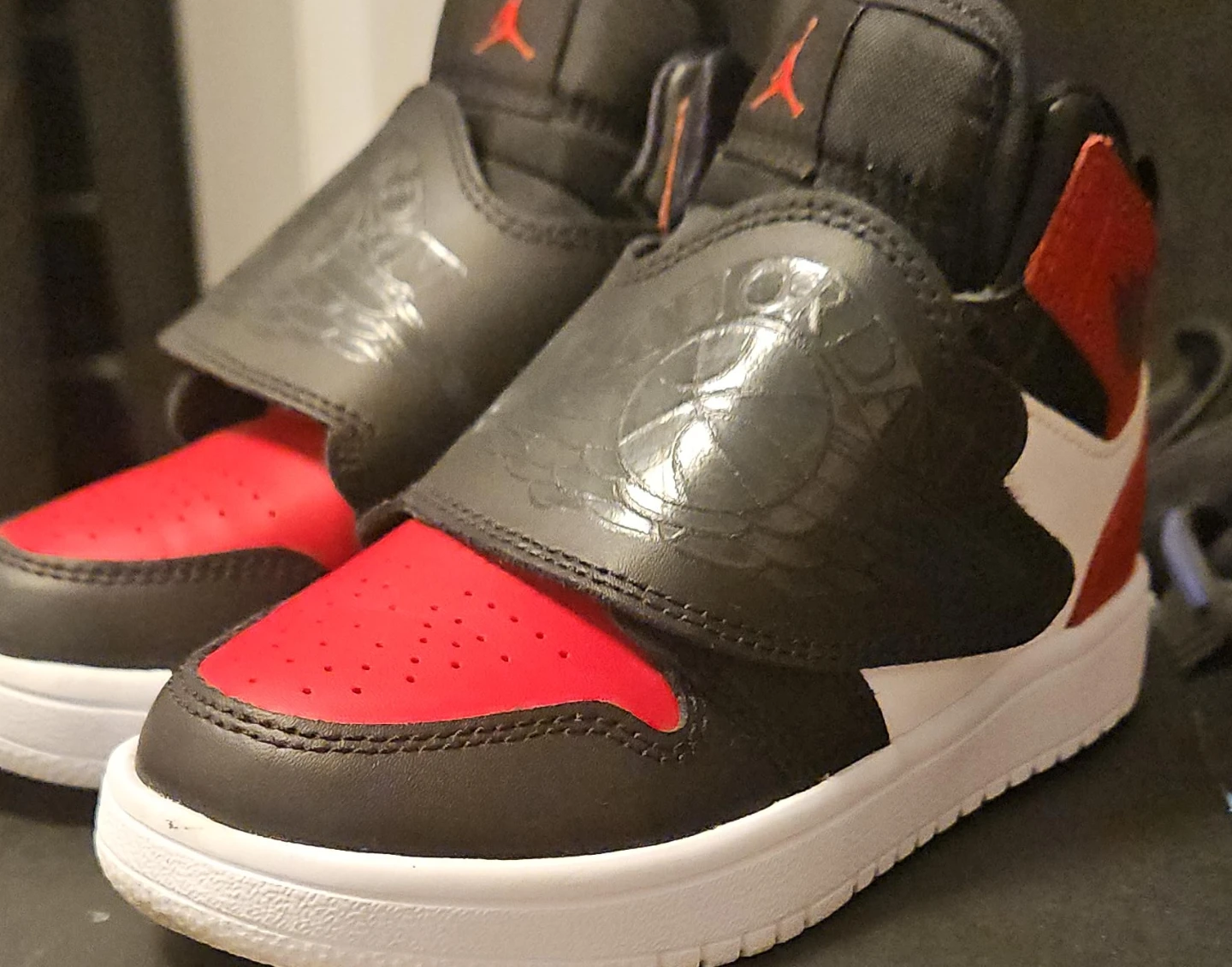 Air Jordan 1 Mid SE (Youth) Red Black White