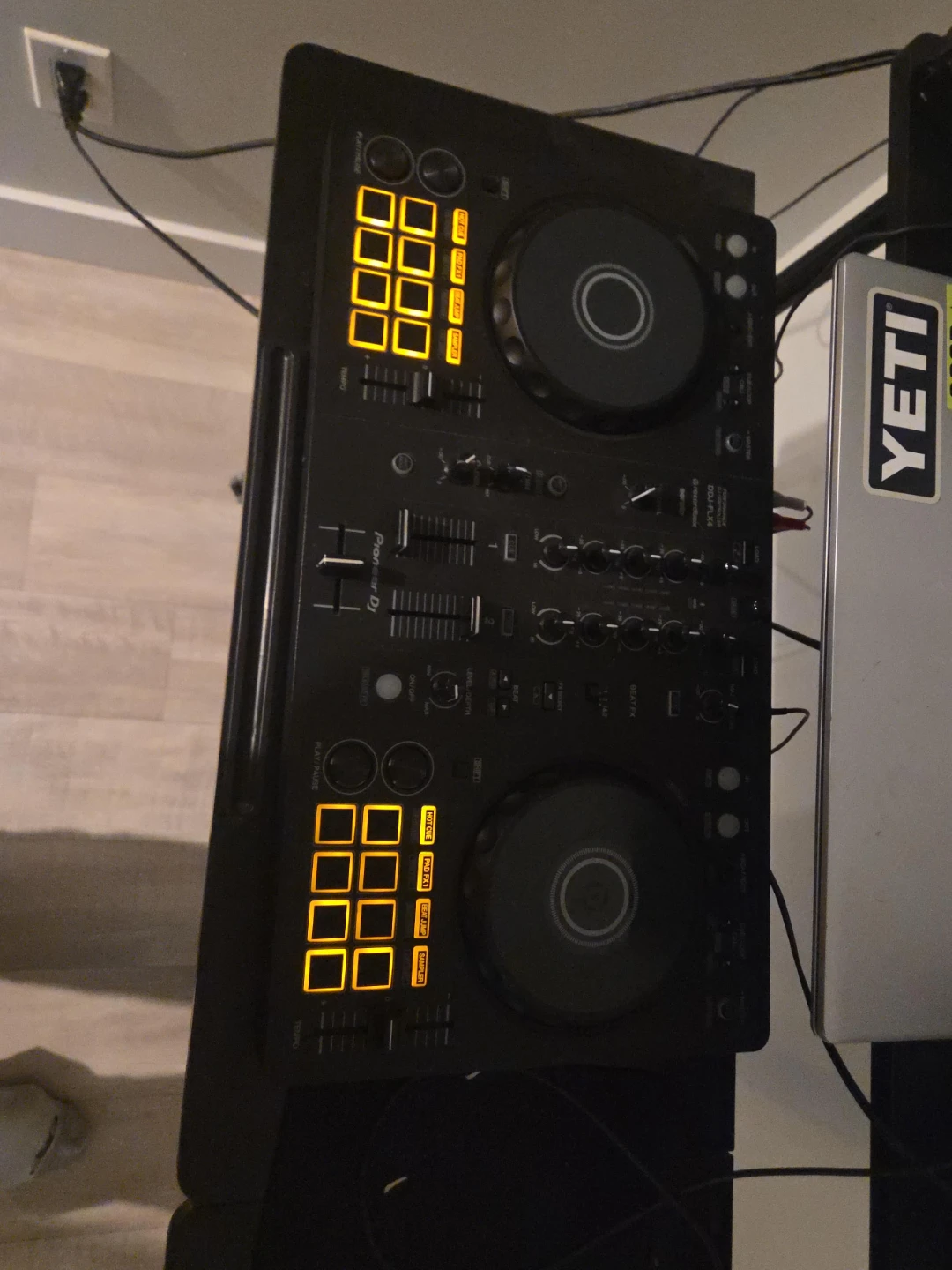 Pioneer DJ DDJ-FLX4 DJ Controller
