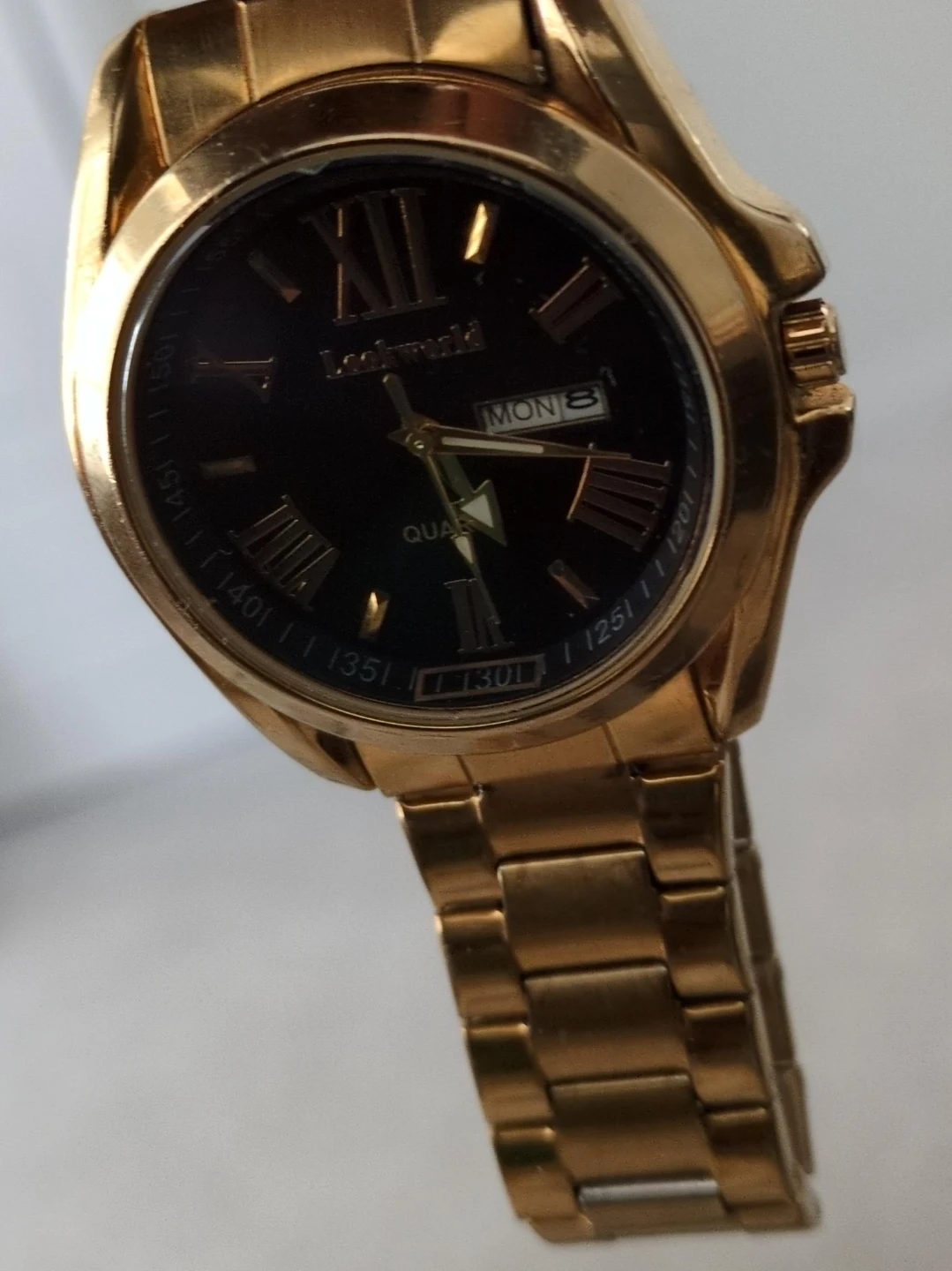 Lookworld Quartz Watch with Day and Date Display