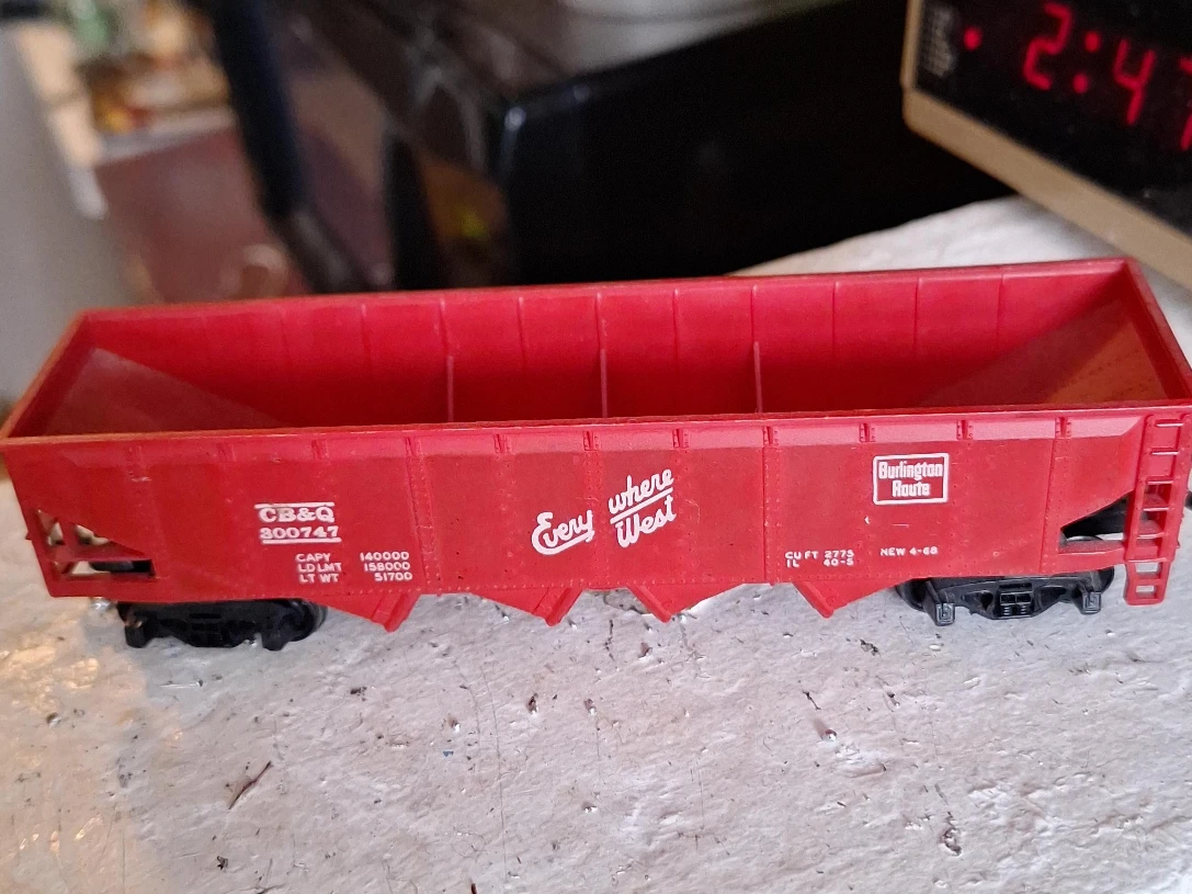 Red Burlington Route CB&Q 300747 Model Train Car