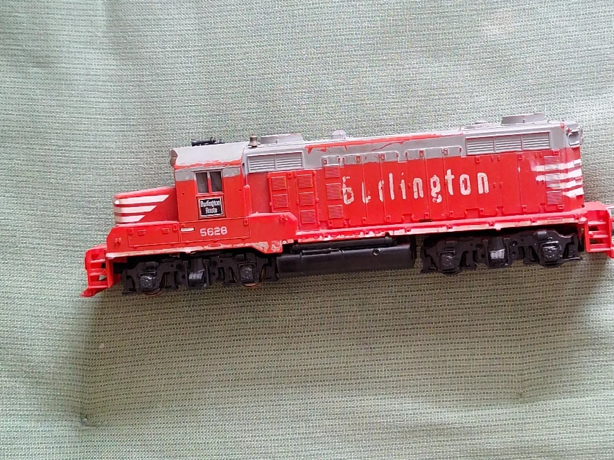 Burlington Northern SD40-2 Locomotive Model Train 5628