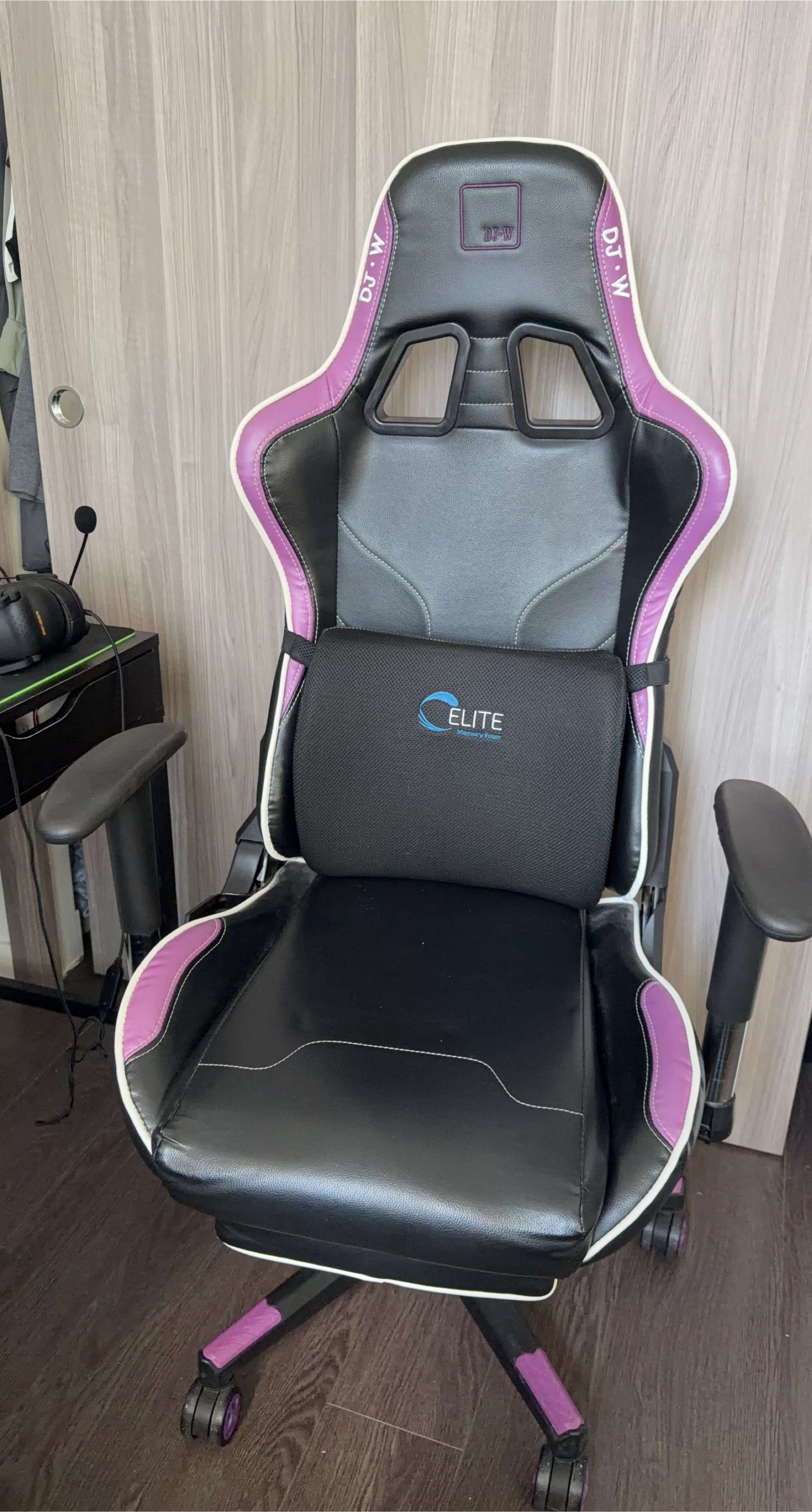 DJ-W Gaming Chair with Footrest