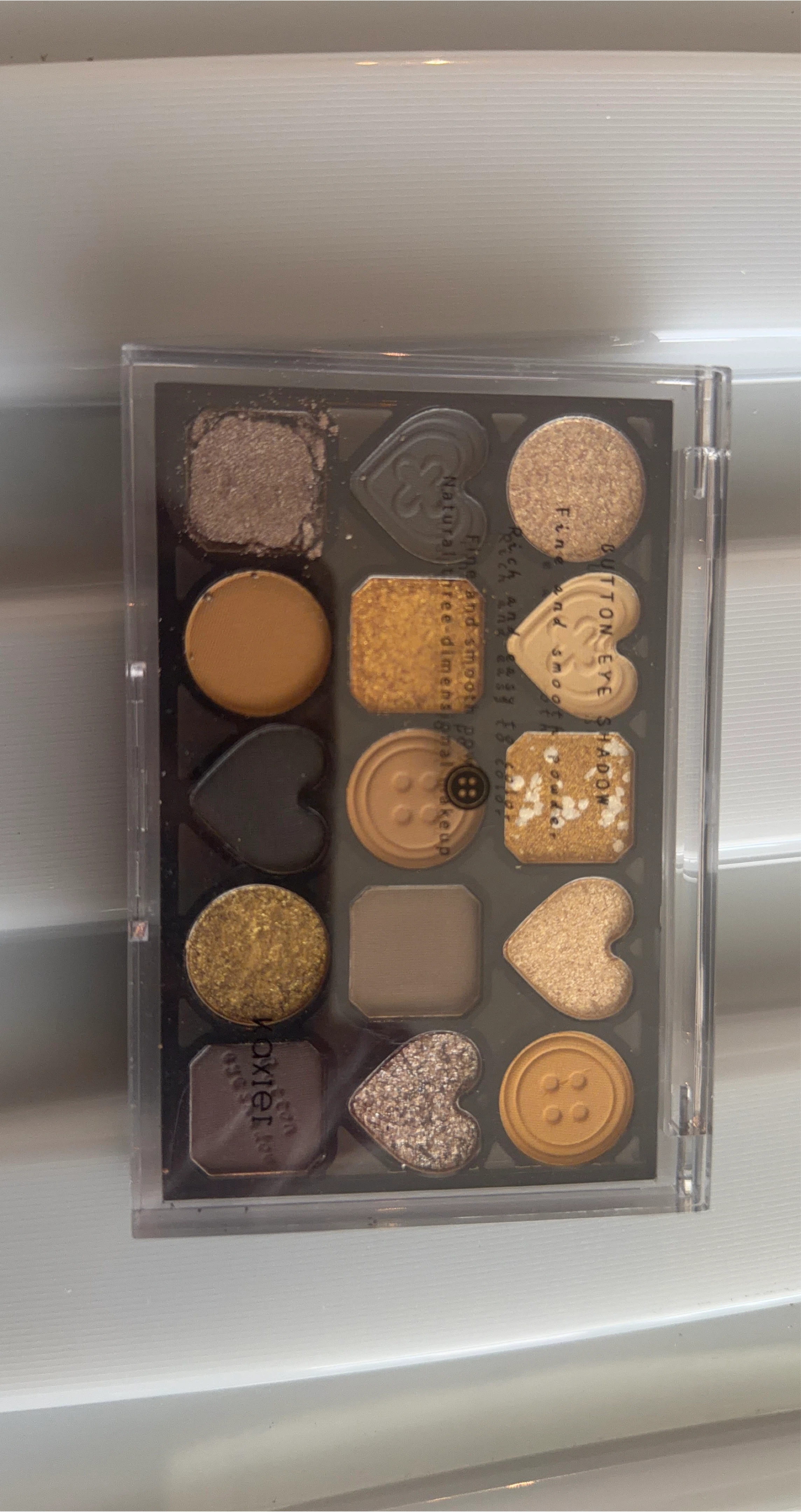 Kaxier Button Eye Shadow Palette