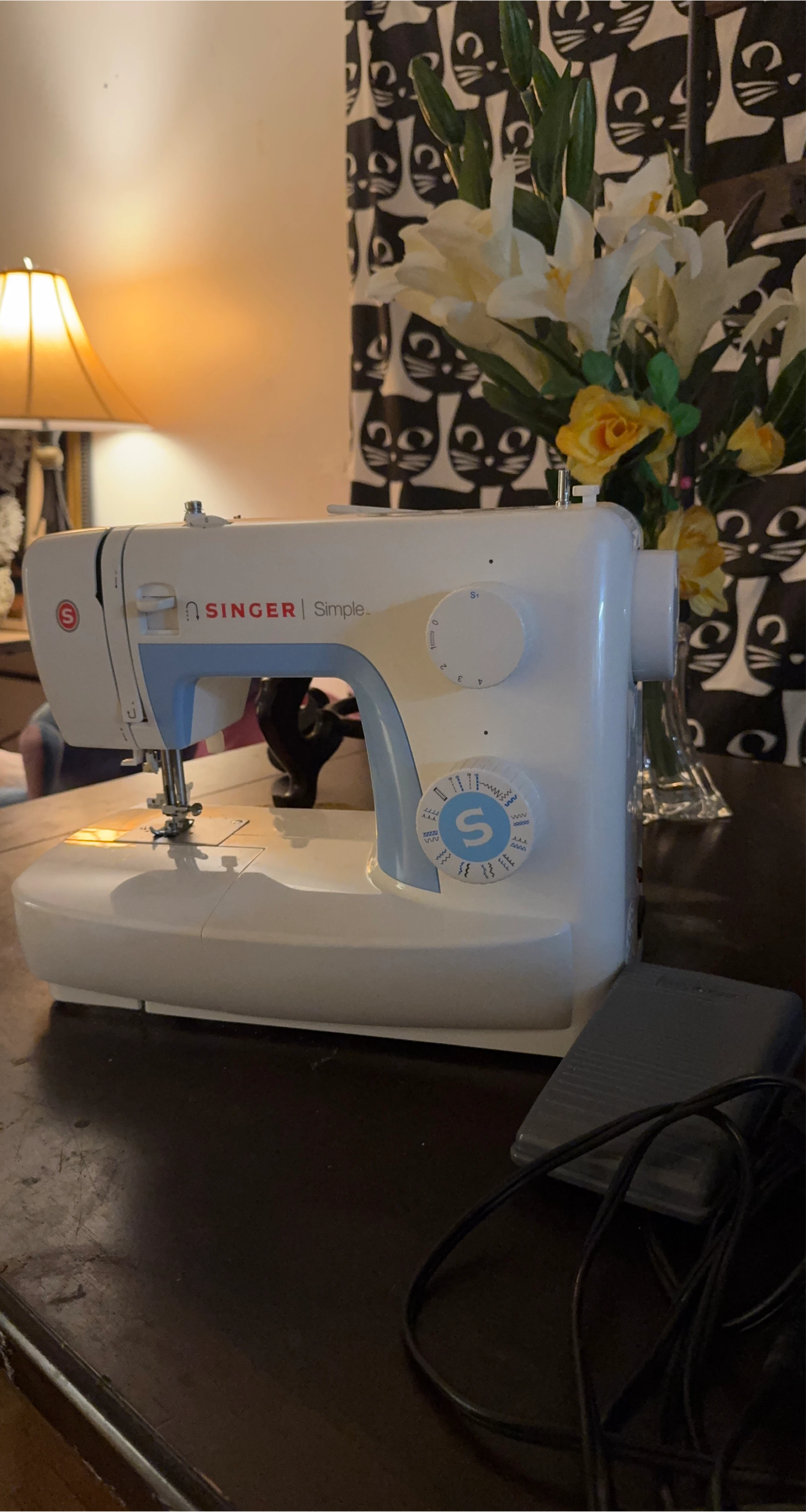 Singer Simple Sewing Machine with Foot Pedal