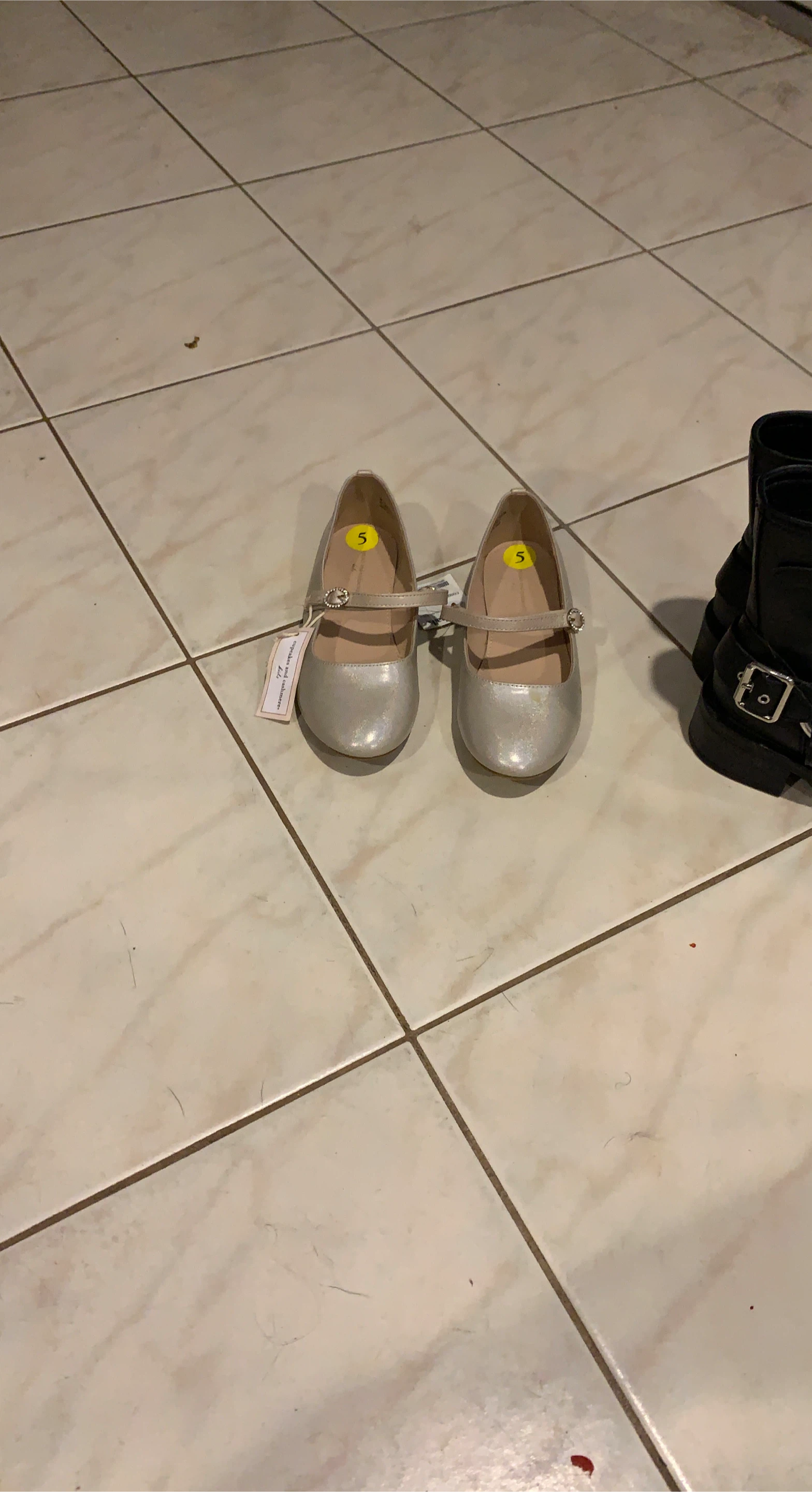 Girls beige, ages nine and up Mary Jane Shoes Size 5