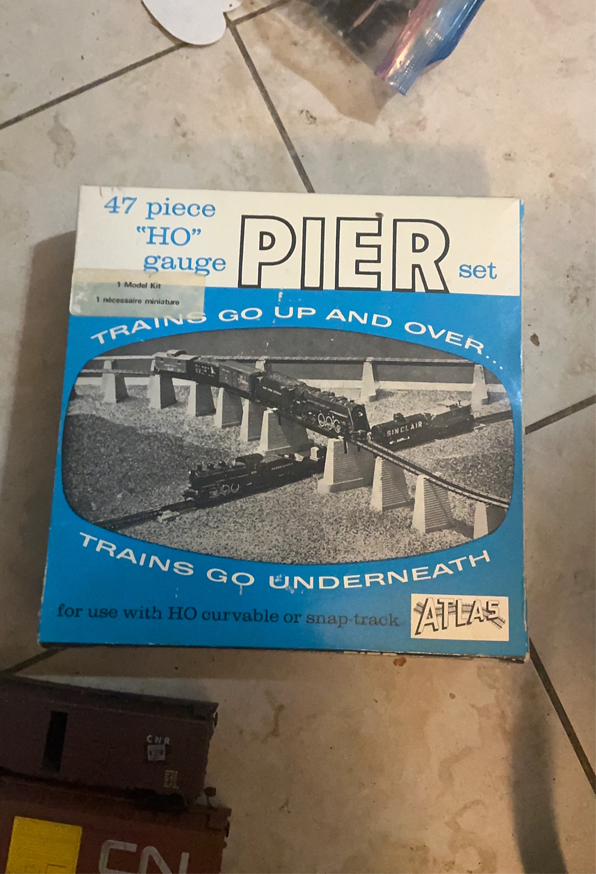 Atlas HO Gauge Pier Set Model Kit - 47 Piece