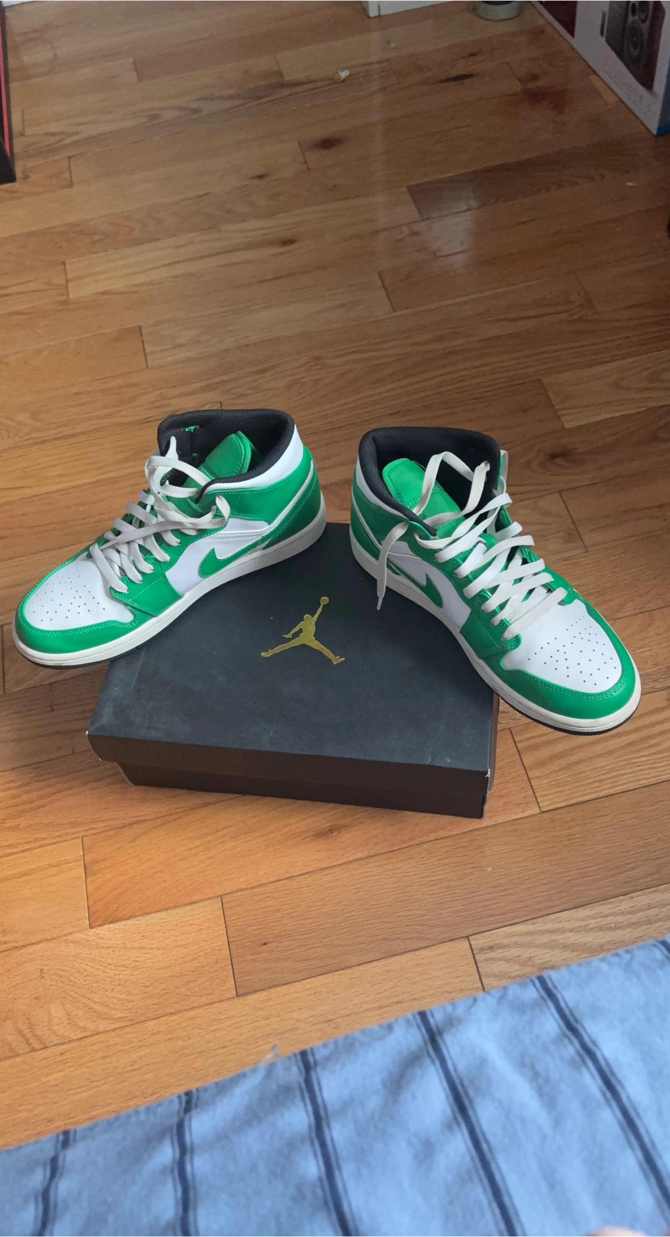 Air Jordan 1 Mid SE "Light Evergreen" "College Green" Sneakers