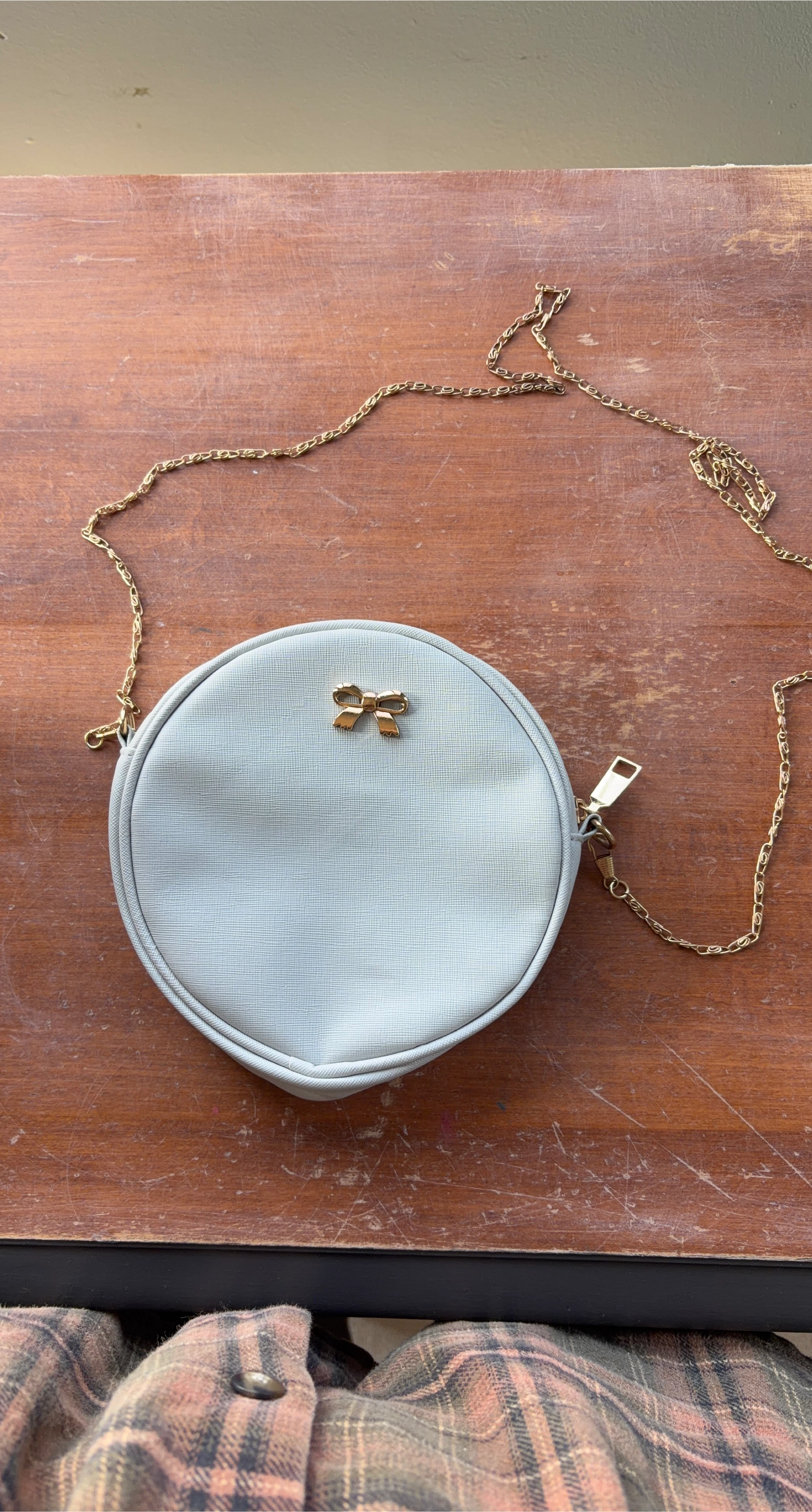 Small round bag with bow detail and gold chain