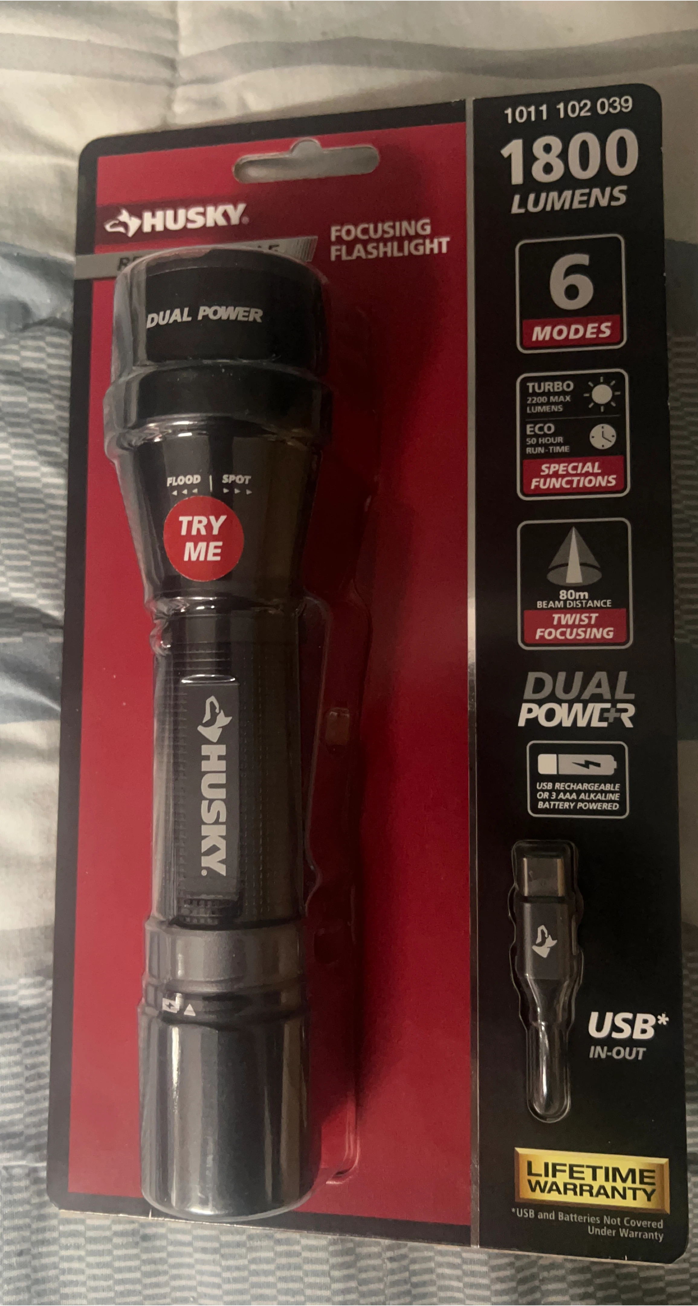 Husky 1800 Lumens Focusing Flashlight