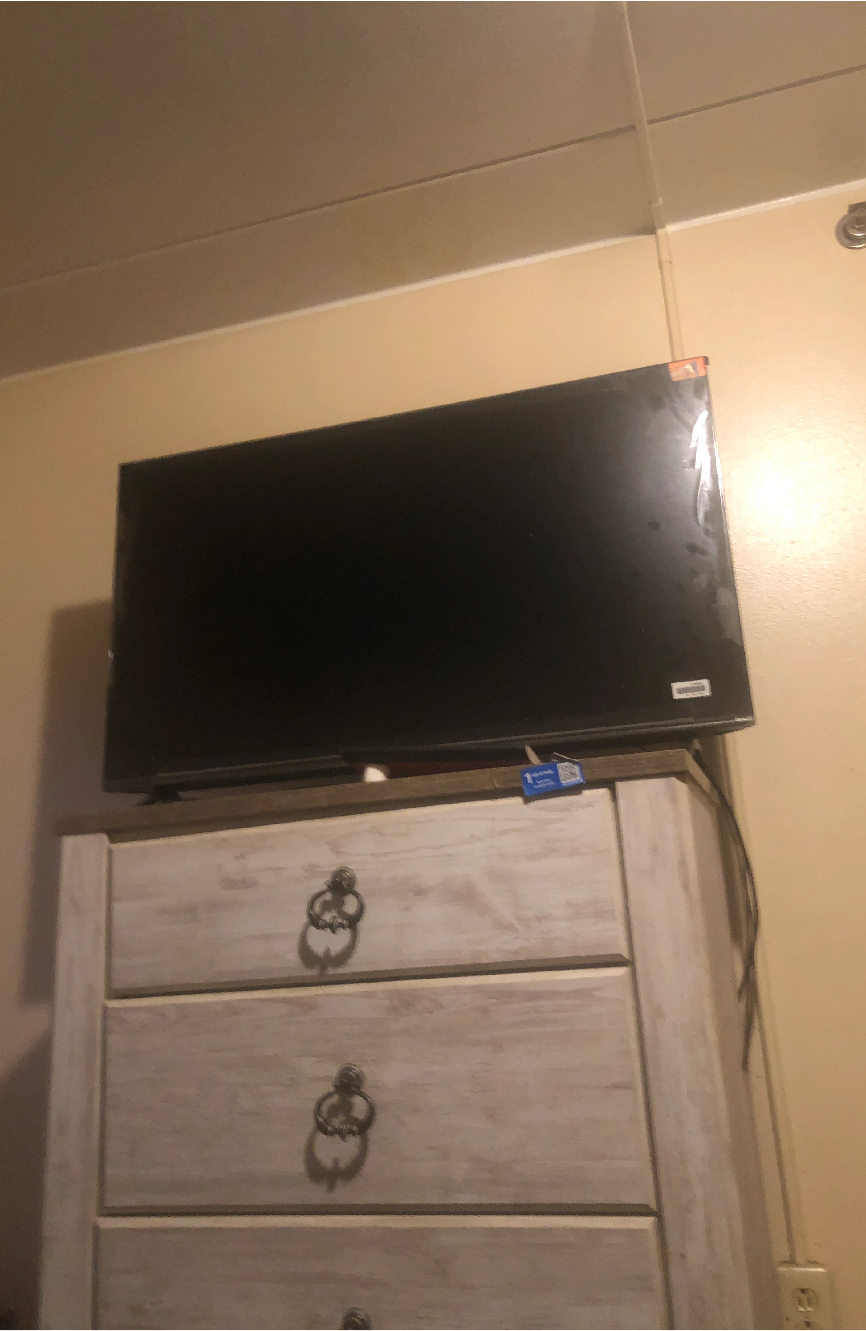 This is a 42 inch smart tv TCL ROKU TV