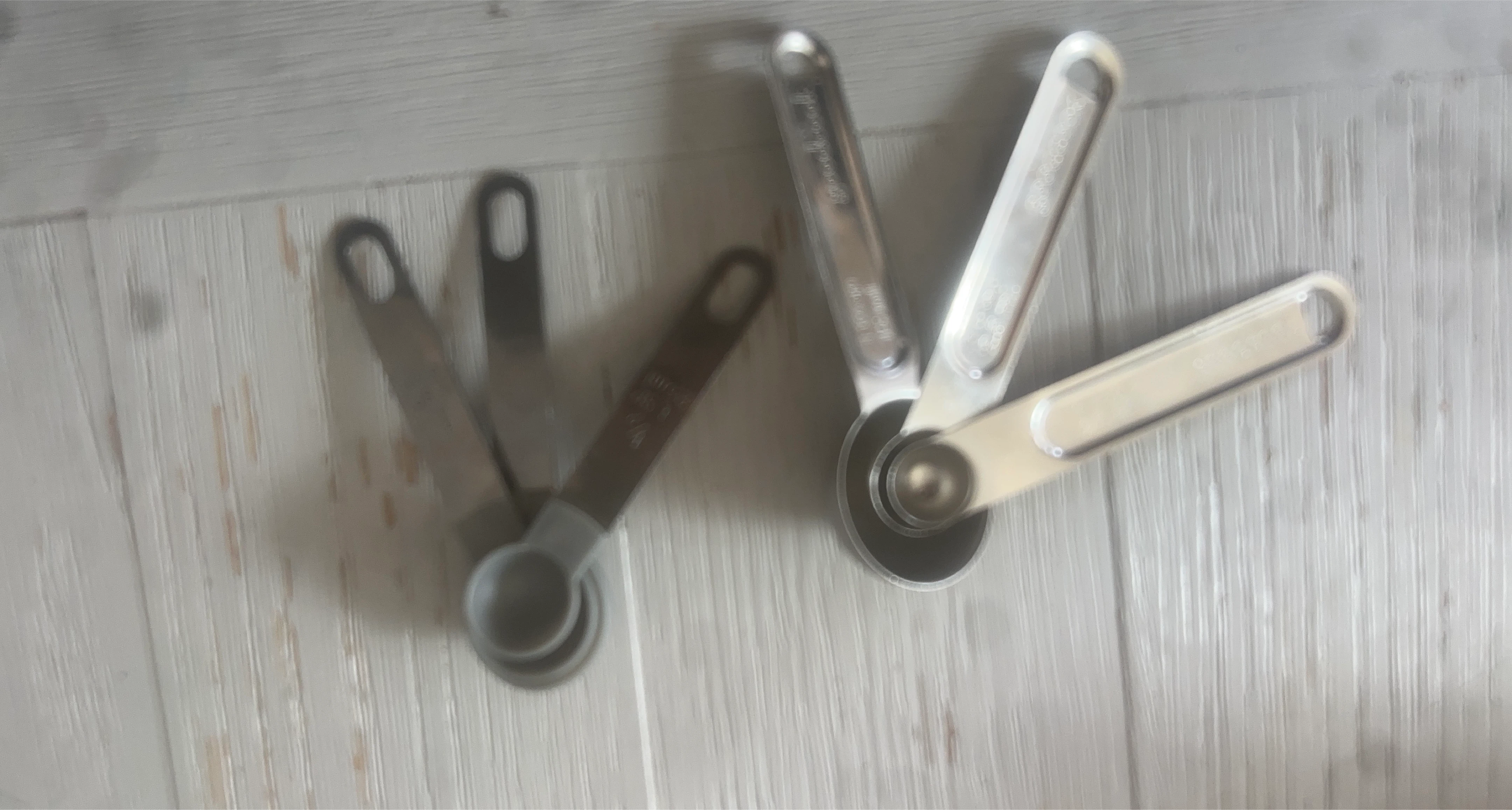 Set of 4 Metal and Plastic Measuring Spoons