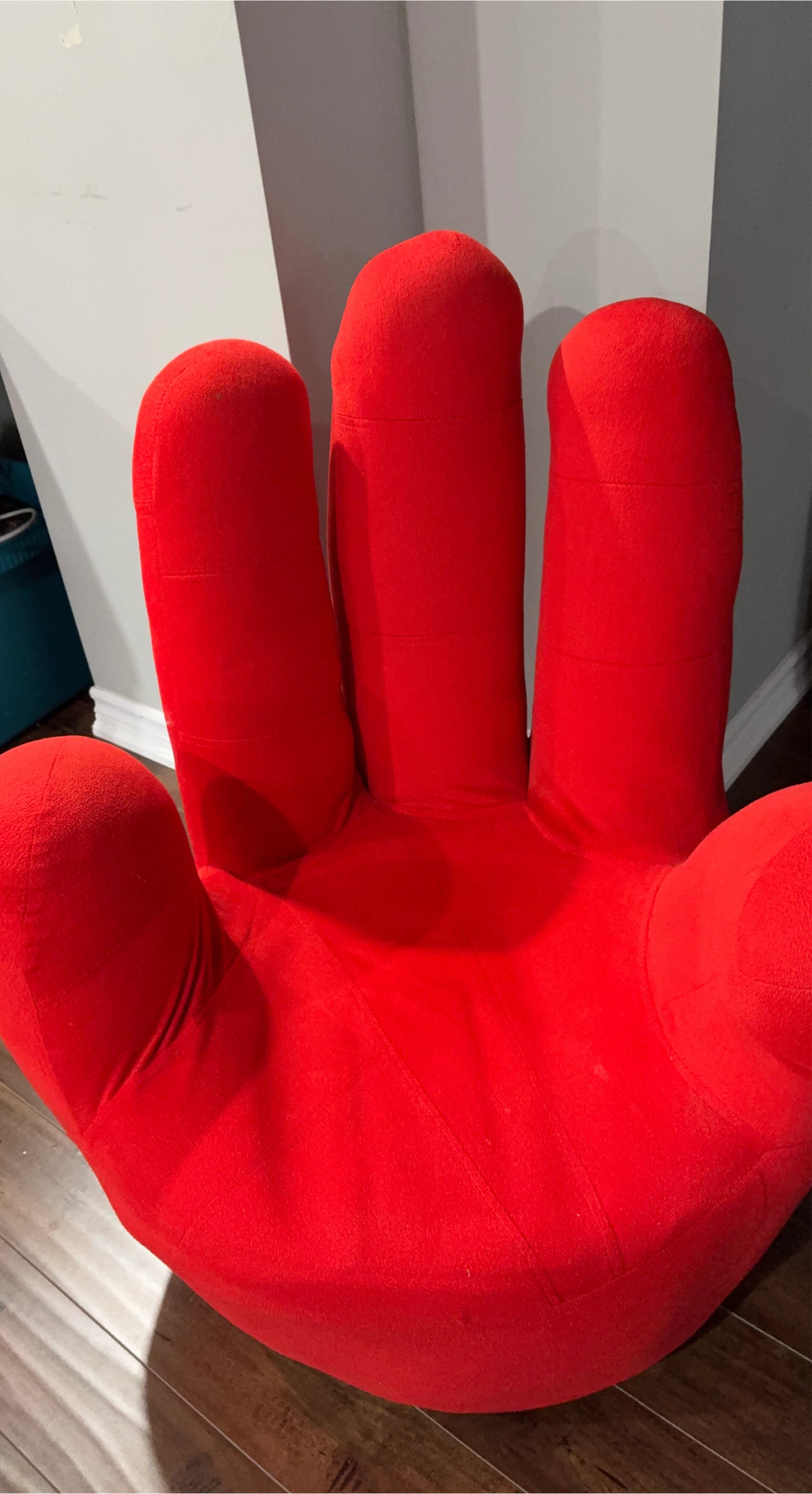Red Hand-Shaped Armchair (+1🥕)