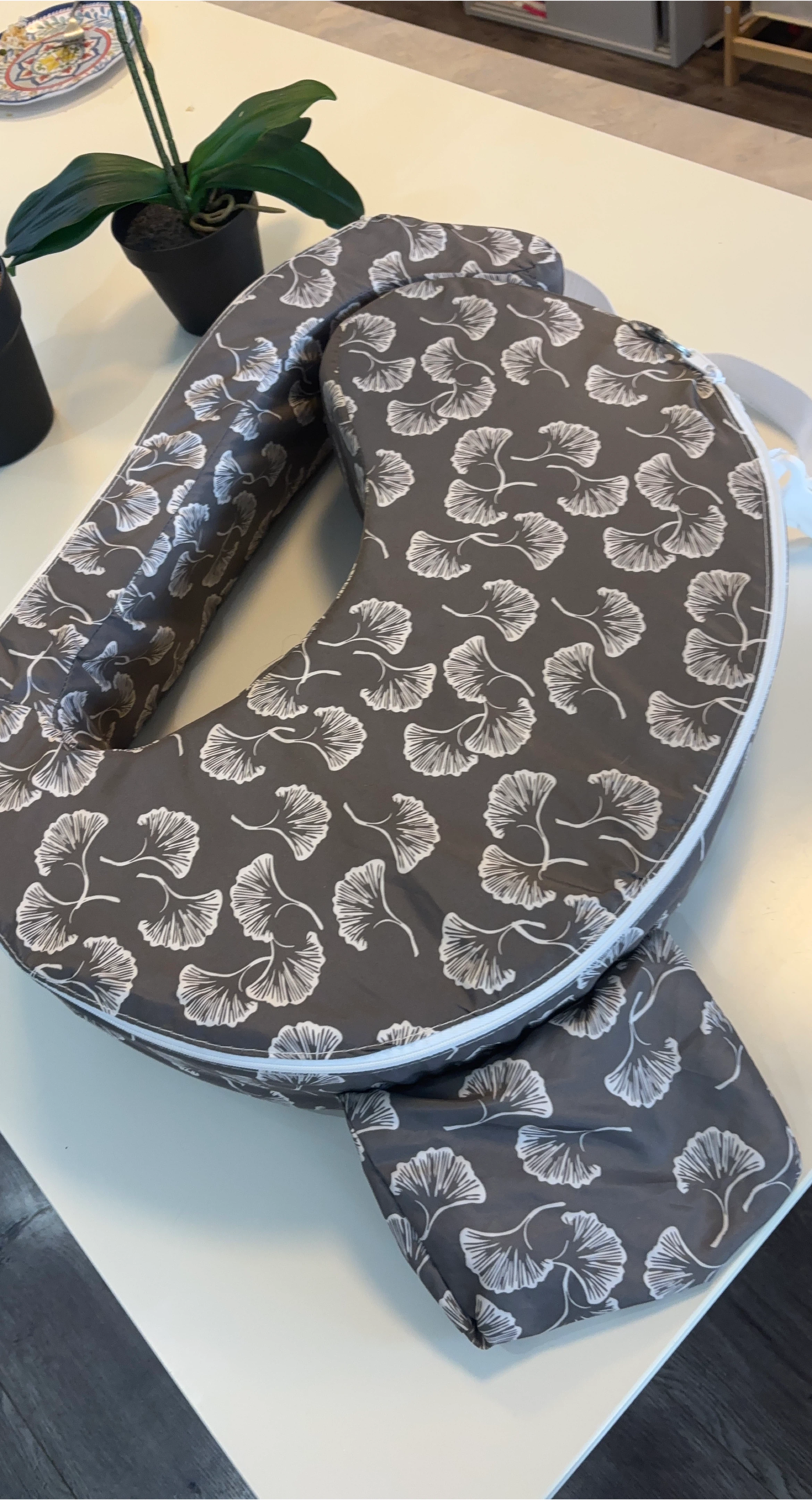 Nursing Pillow with Ginkgo Leaf Pattern