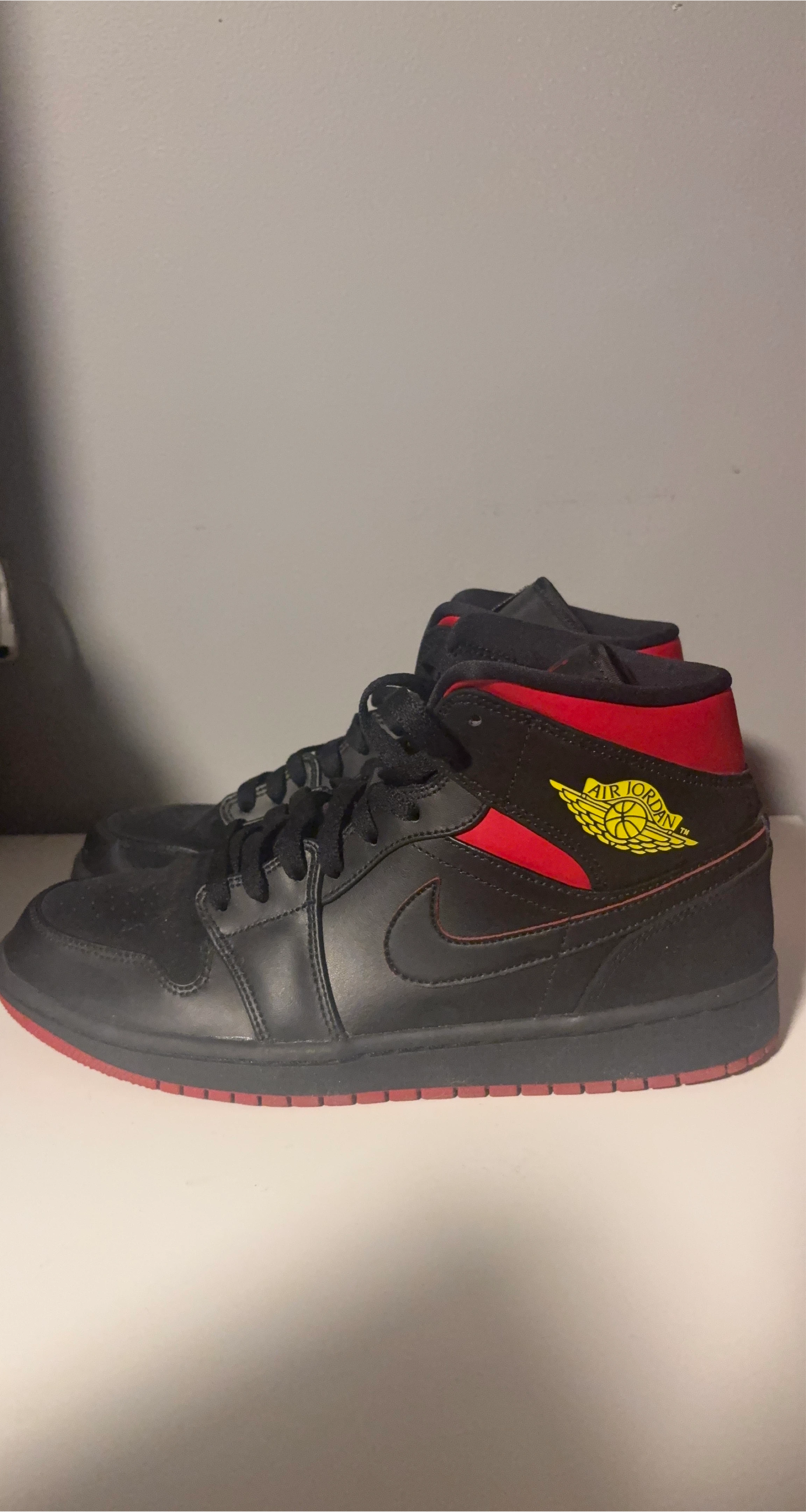 Air Jordan 1 Retro Mid (Last Shot)