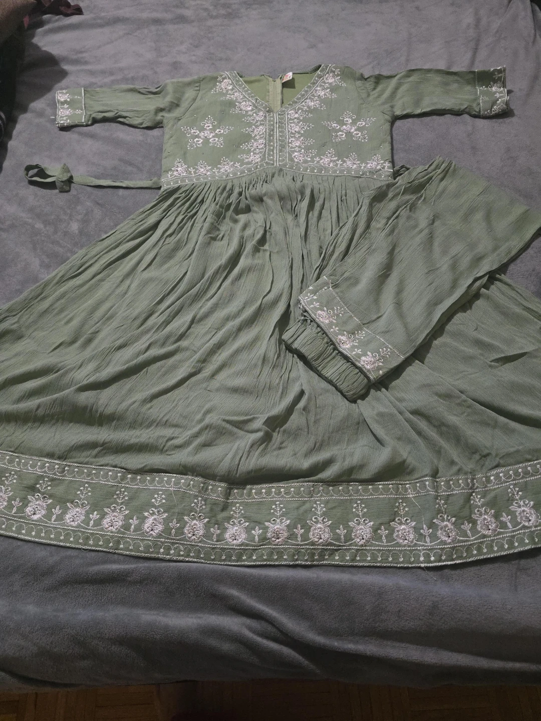 Brand new Embroidered Green Kurti and Pants Set size girls Xl