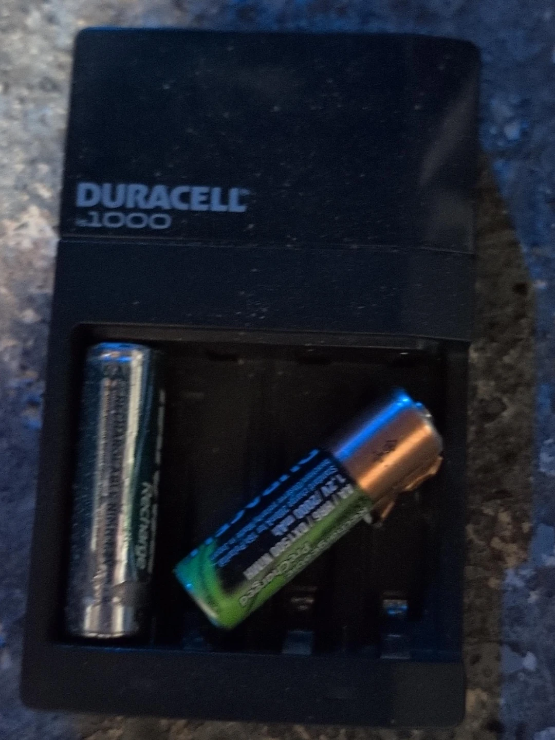 Duracell 1000 Battery Charger with Rechargeable AA Batteries