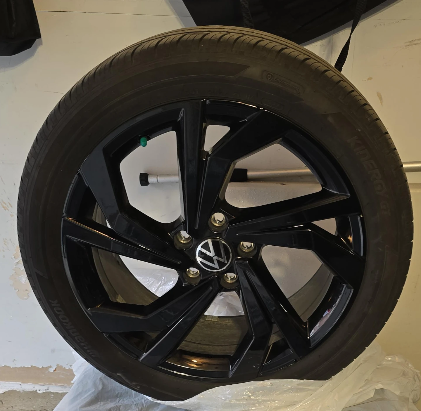 Volkswagen Alloy Wheel with Hankook Tire