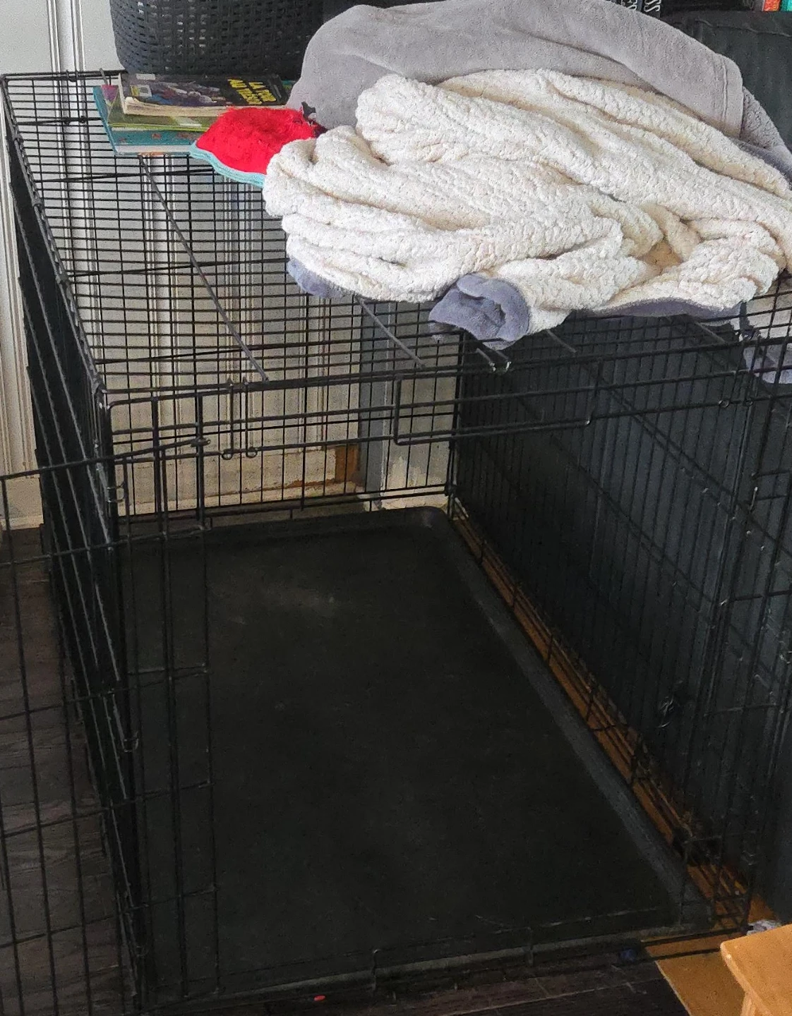 Large Wire Dog Crate with Black Tray