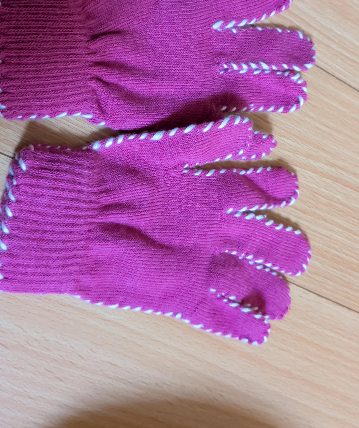 Pink Knit Gloves with White Stitching 🧡