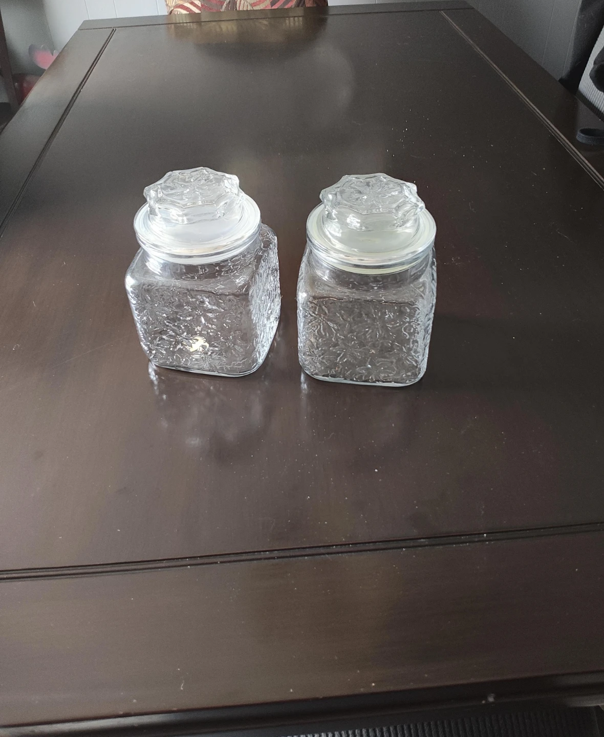Set of 2 square glass jars with decorative lids