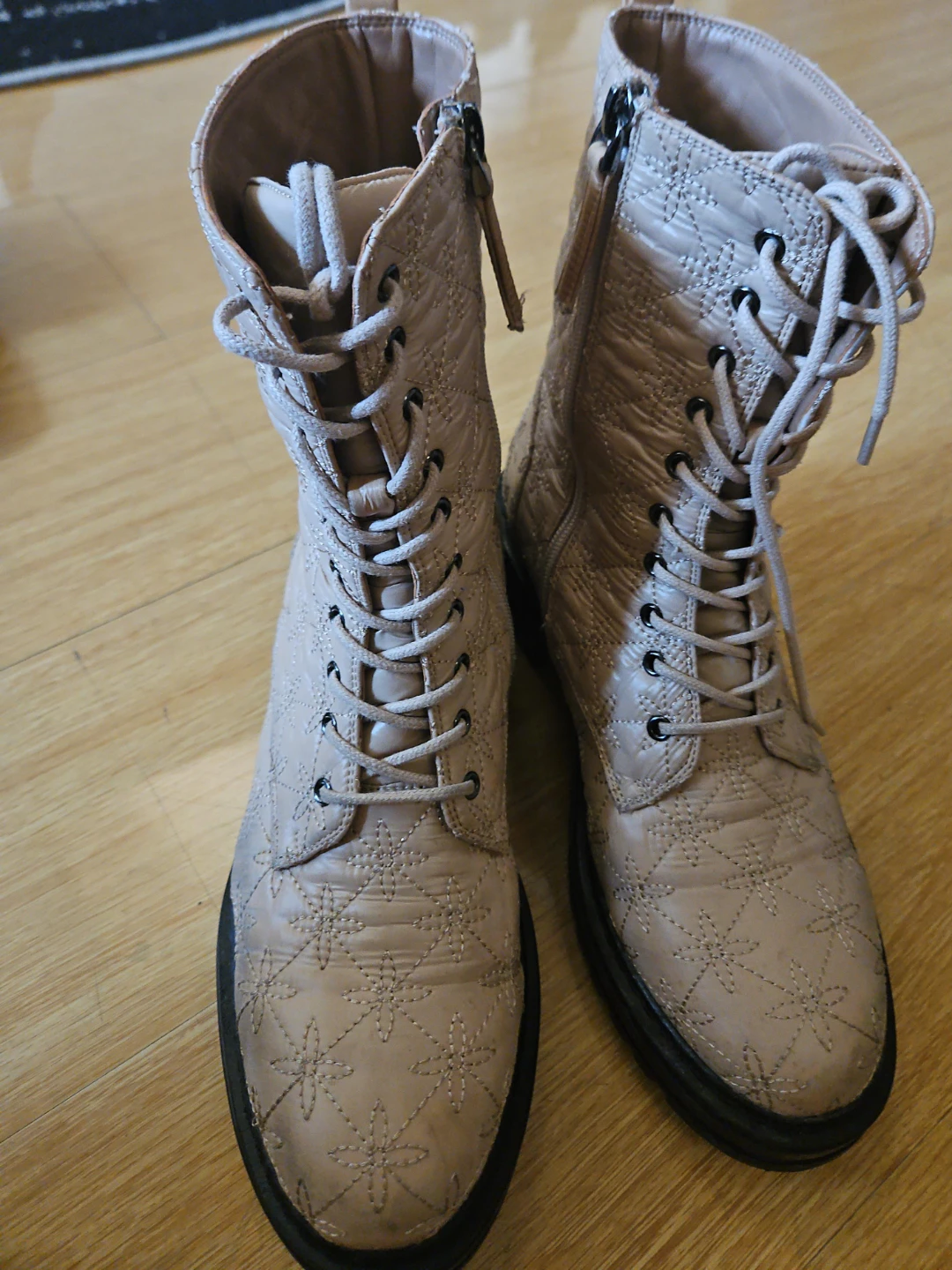 Quilted Star Combat Boots - Beige
