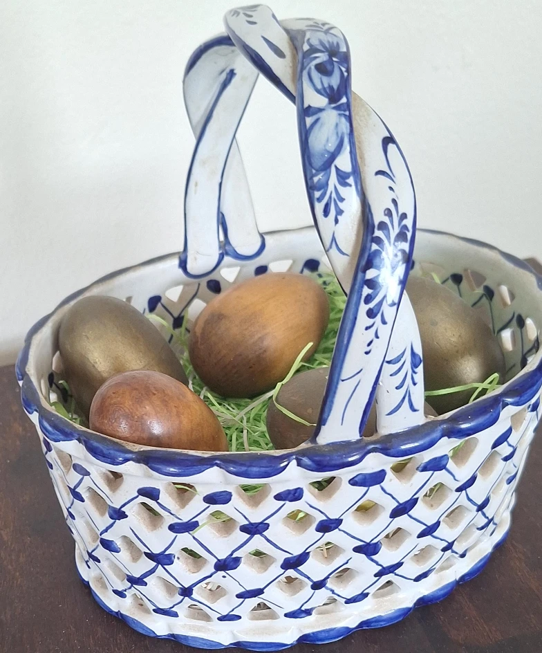 Decorative Ceramic Easter Basket with Blue Willow Design