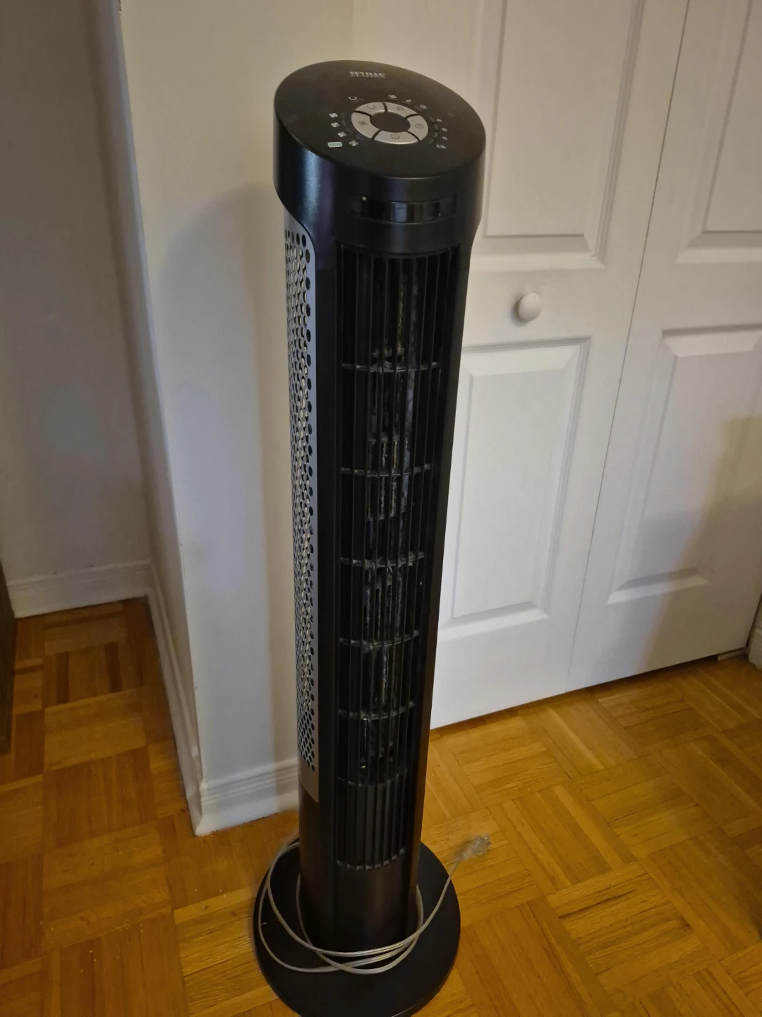SEAYOUNG Tower Fan