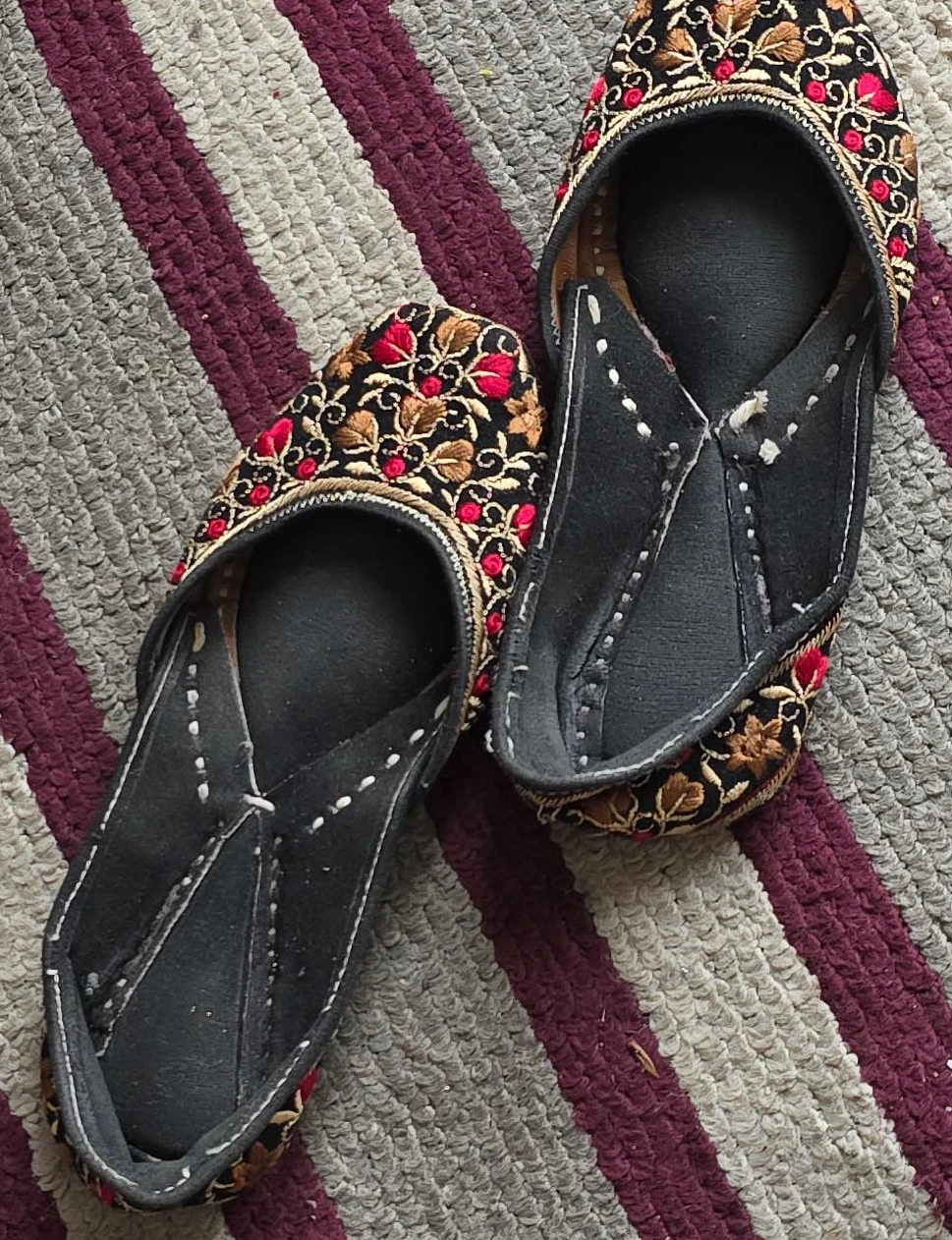 Embroidered Flat Shoes - Black