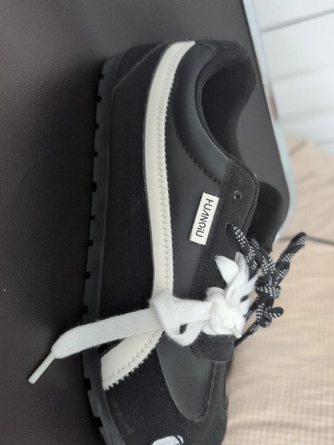 Black FUINQIU Sneakers with White Accents