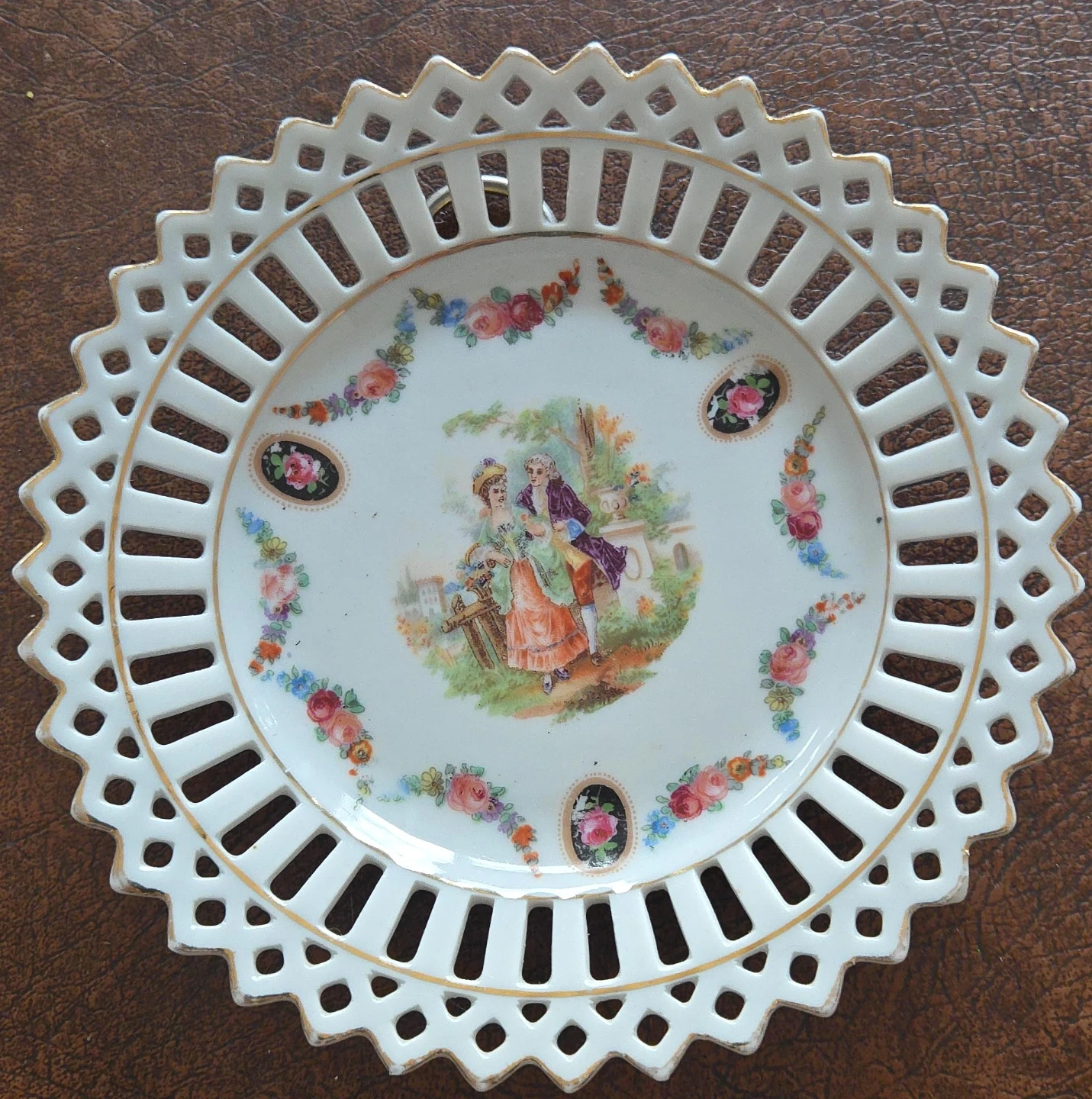 Decorative Lattice Plate with Romantic Scene