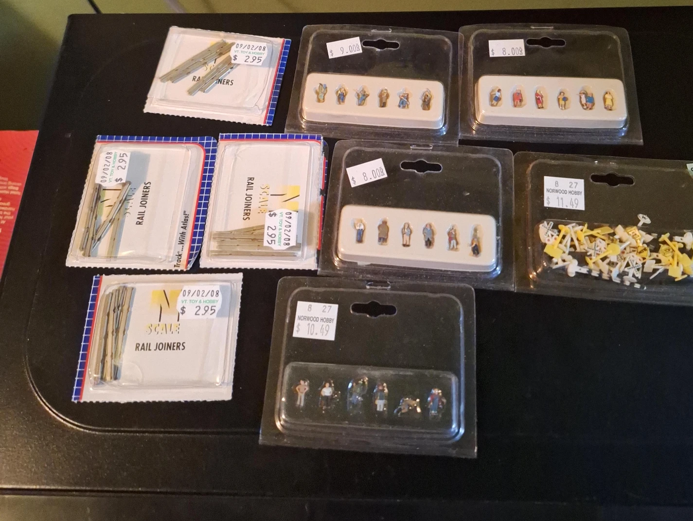 N scale traffic signals 24 people figures and rail joiners