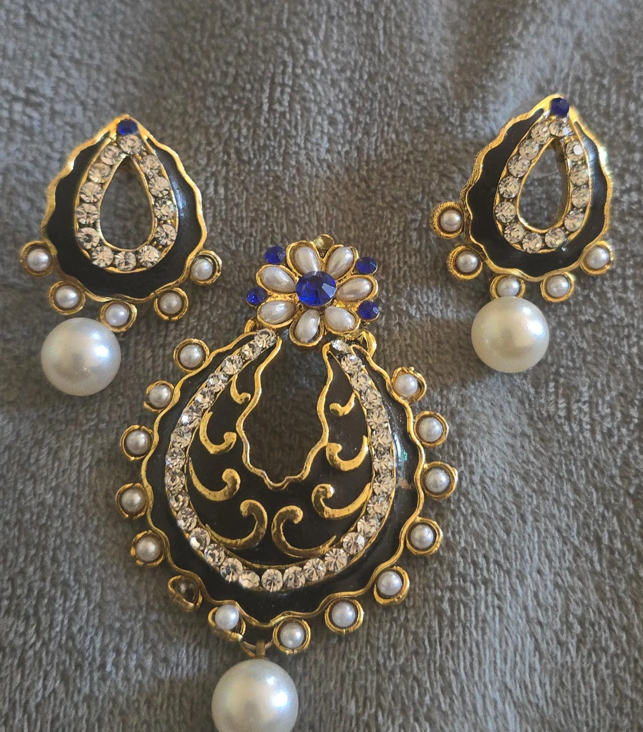 Set of 3 Rhinestone & Pearl Dangle Earrings & Pendant❤️