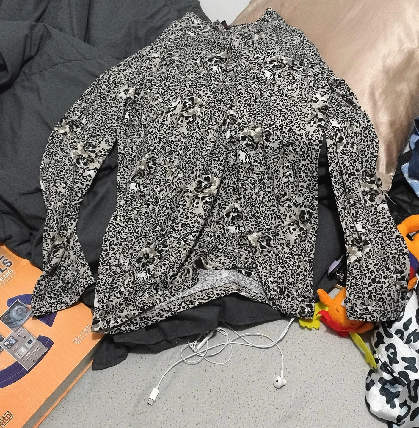 Women's Black and White Leopard Print Long Sleeve Top