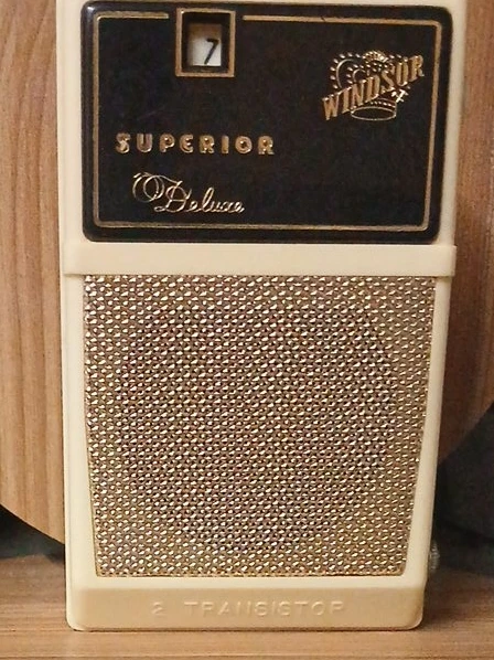 Vintage Superior Deluxe 2 Transistor Radio